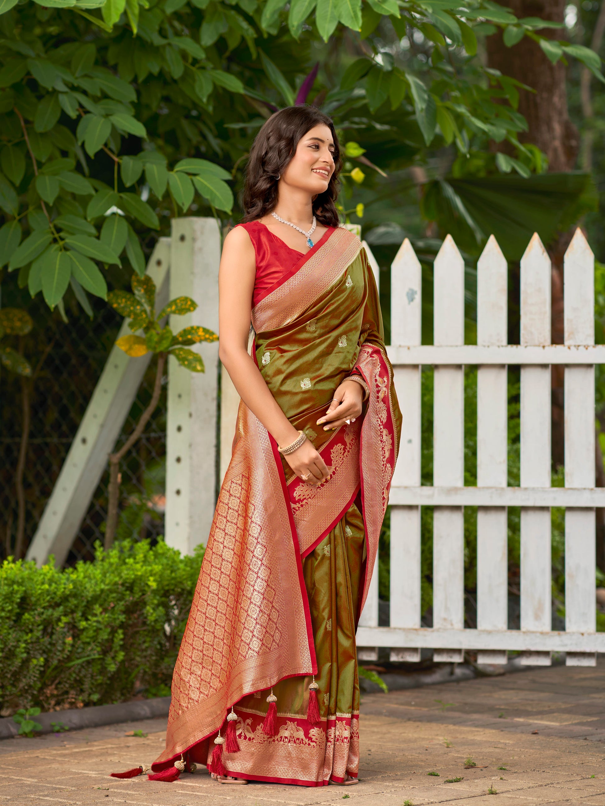 MANOHARI Banarasi Silk Blend Jacquard Work Saree - Green