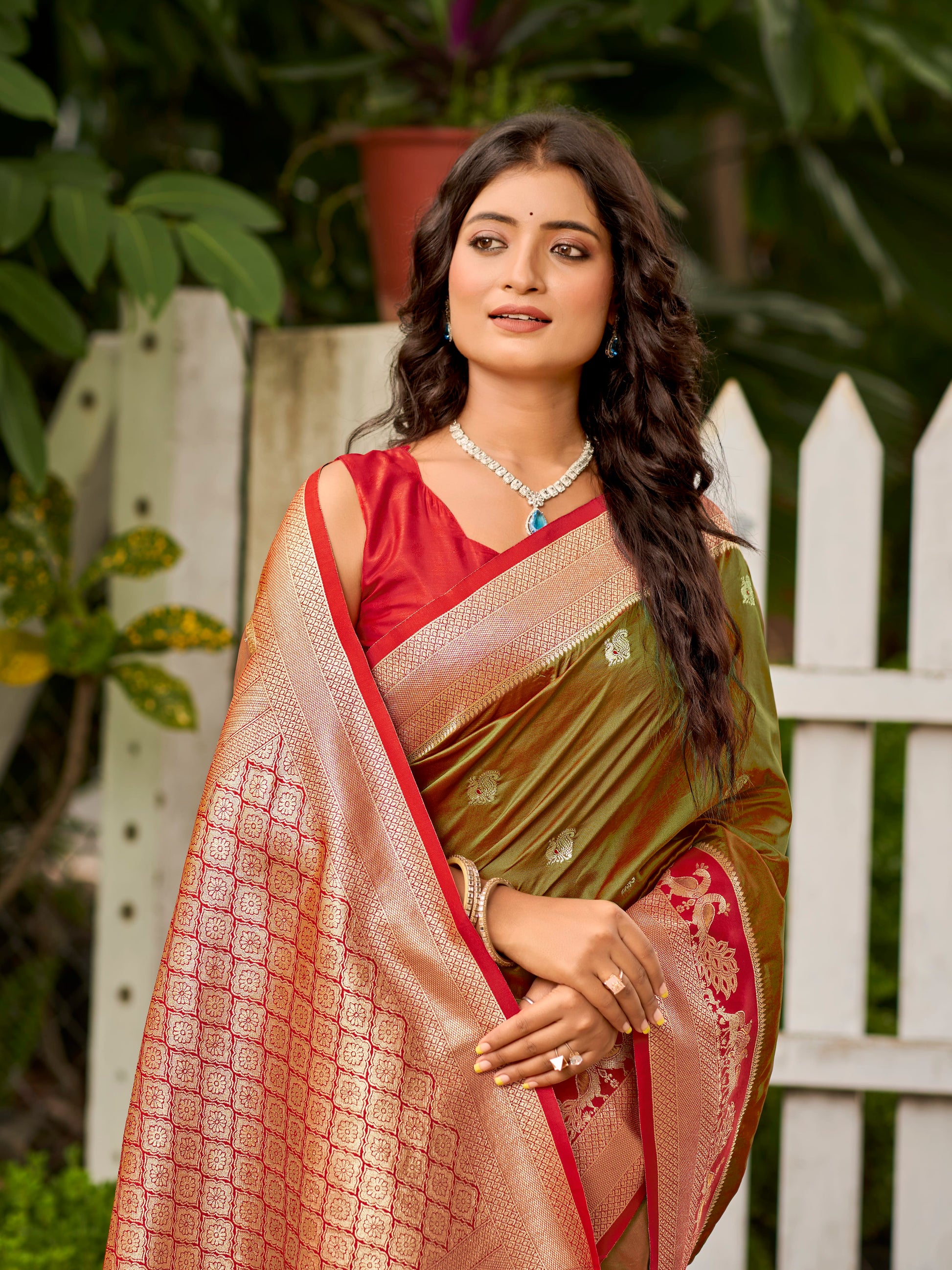 MANOHARI Banarasi Silk Blend Jacquard Work Saree - Green