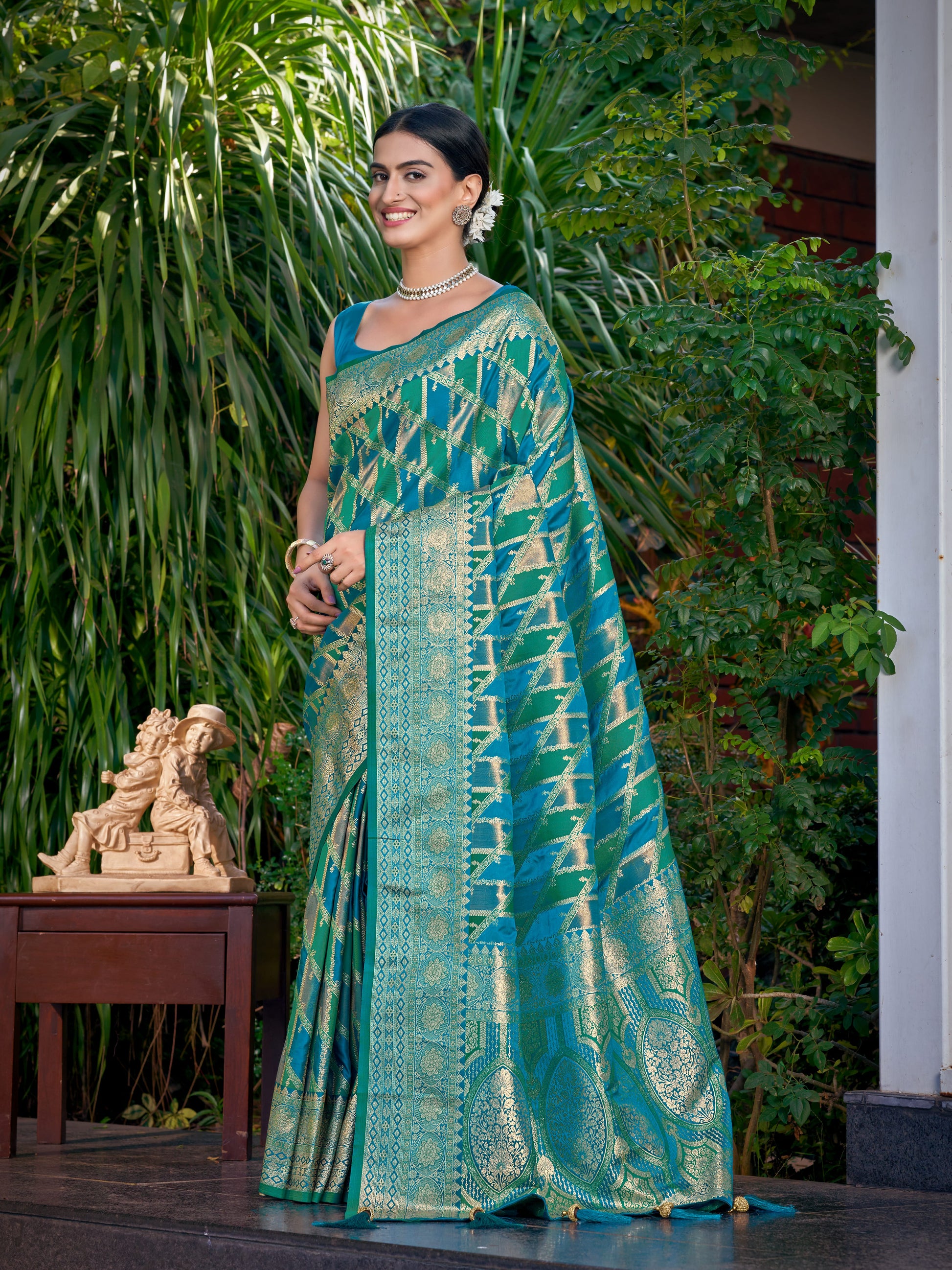 MANOHARI Banarasi Silk Blend Jacquard Work Saree - Turquoise