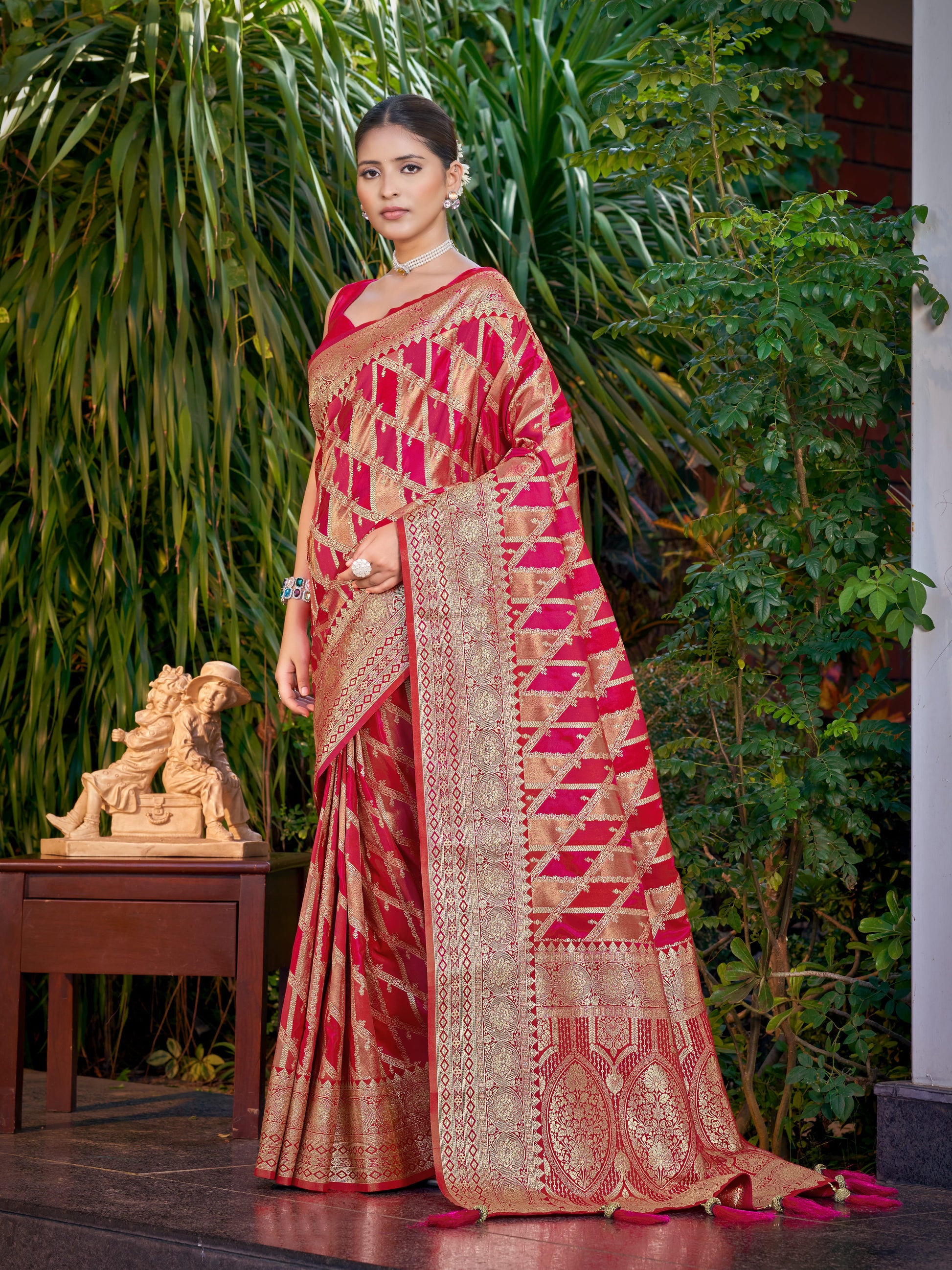 MANOHARI Banarasi Silk Blend Jacquard Work Saree - Pink