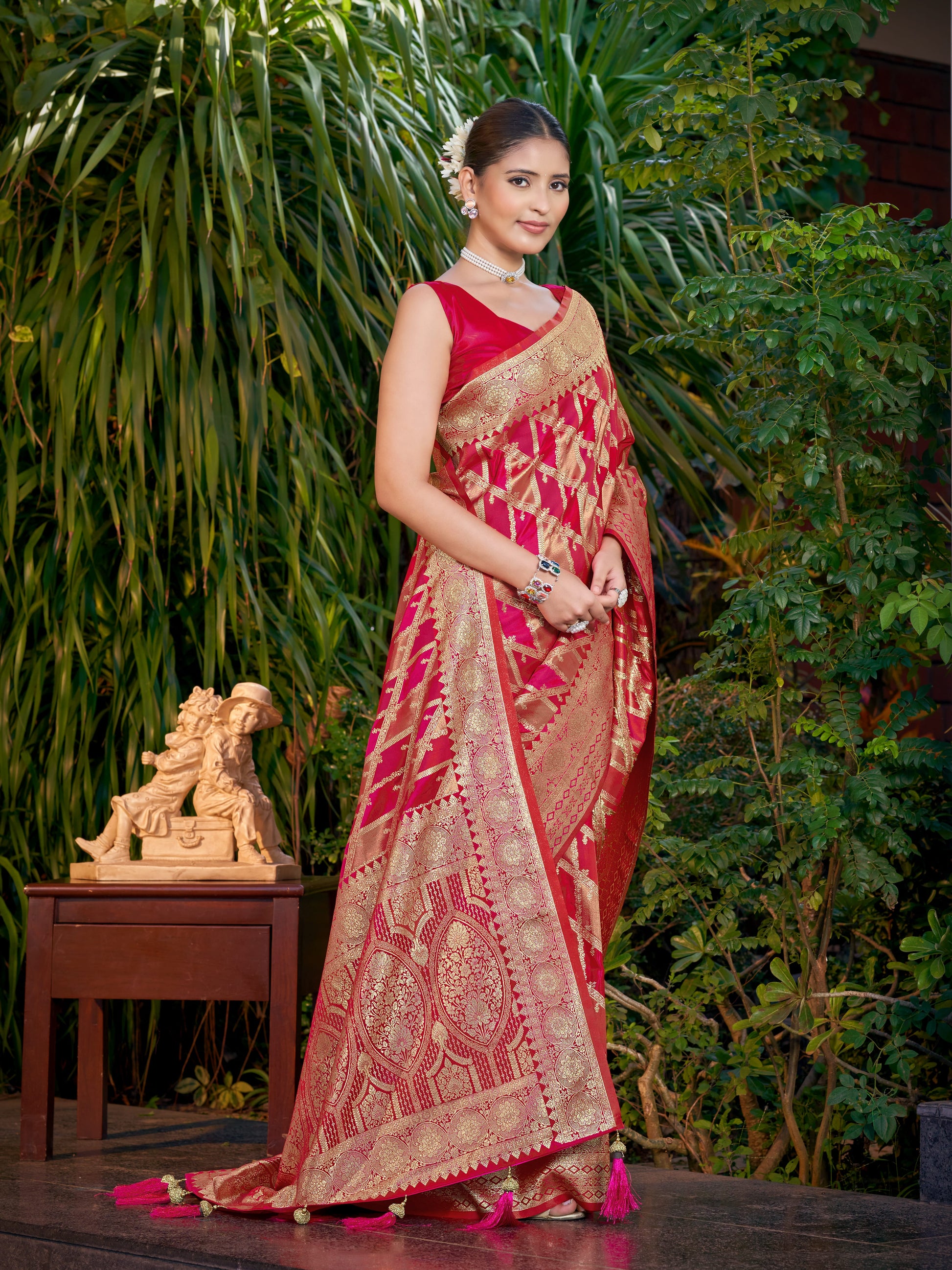 MANOHARI Banarasi Silk Blend Jacquard Work Saree - Pink
