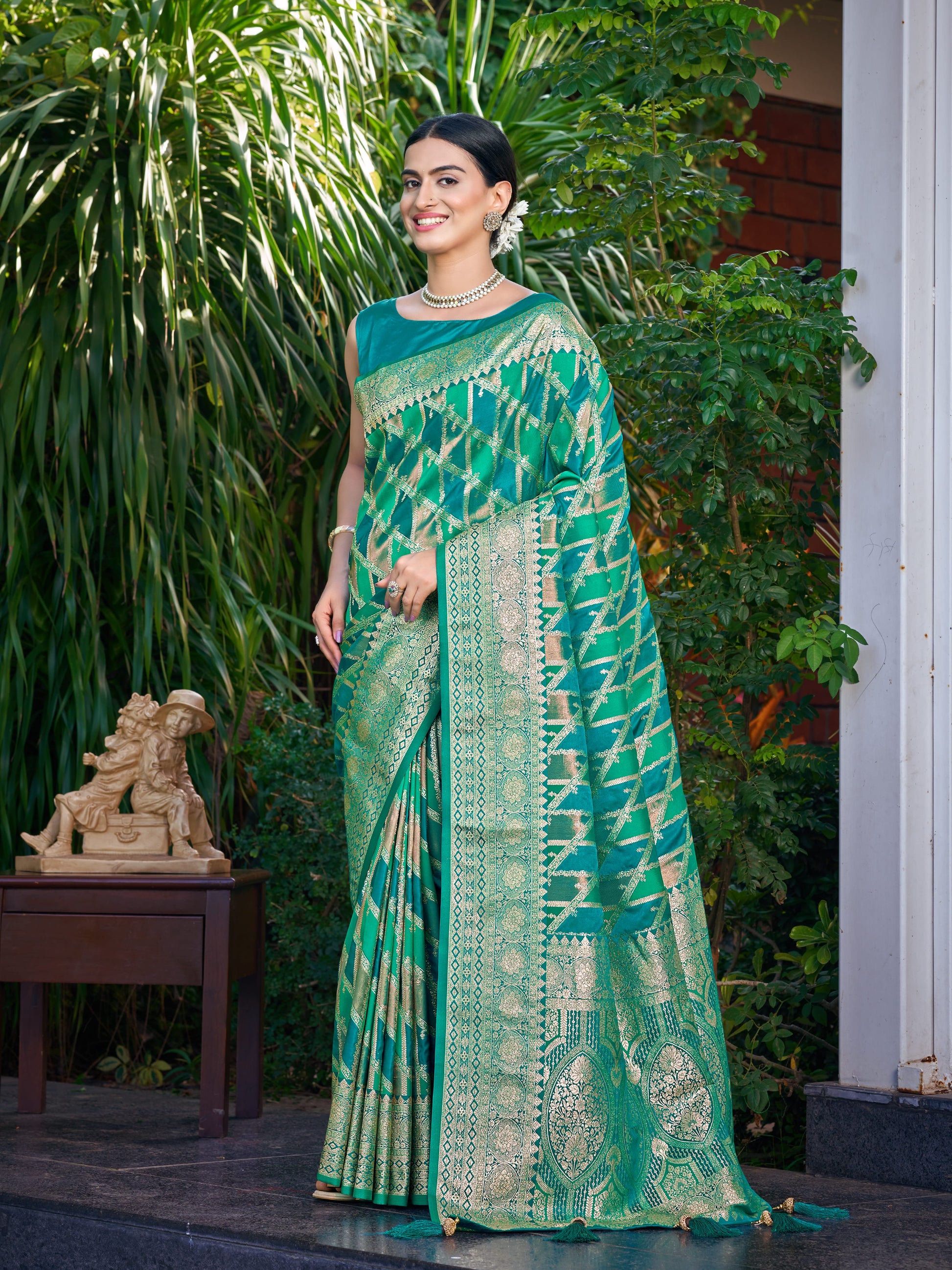 MANOHARI Banarasi Silk Blend Jacquard Work Saree - Green