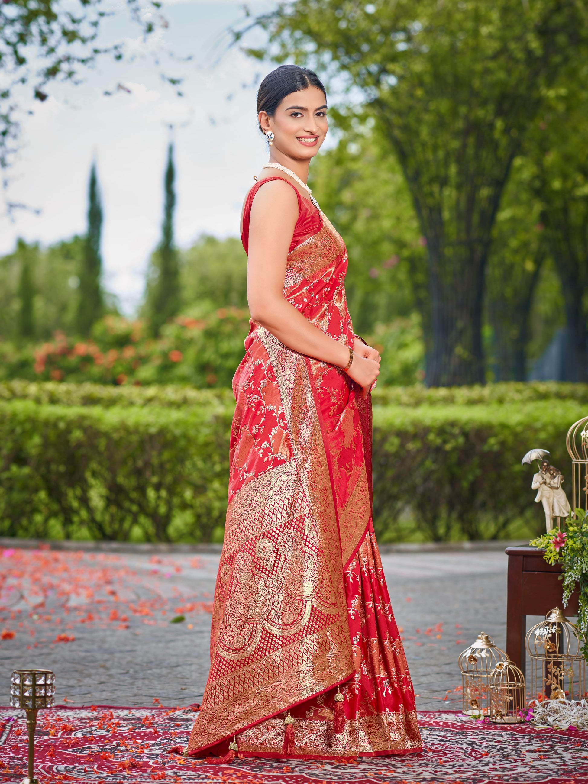 MANOHARI Banarasi Silk Blend Jacquard Work Saree - Red