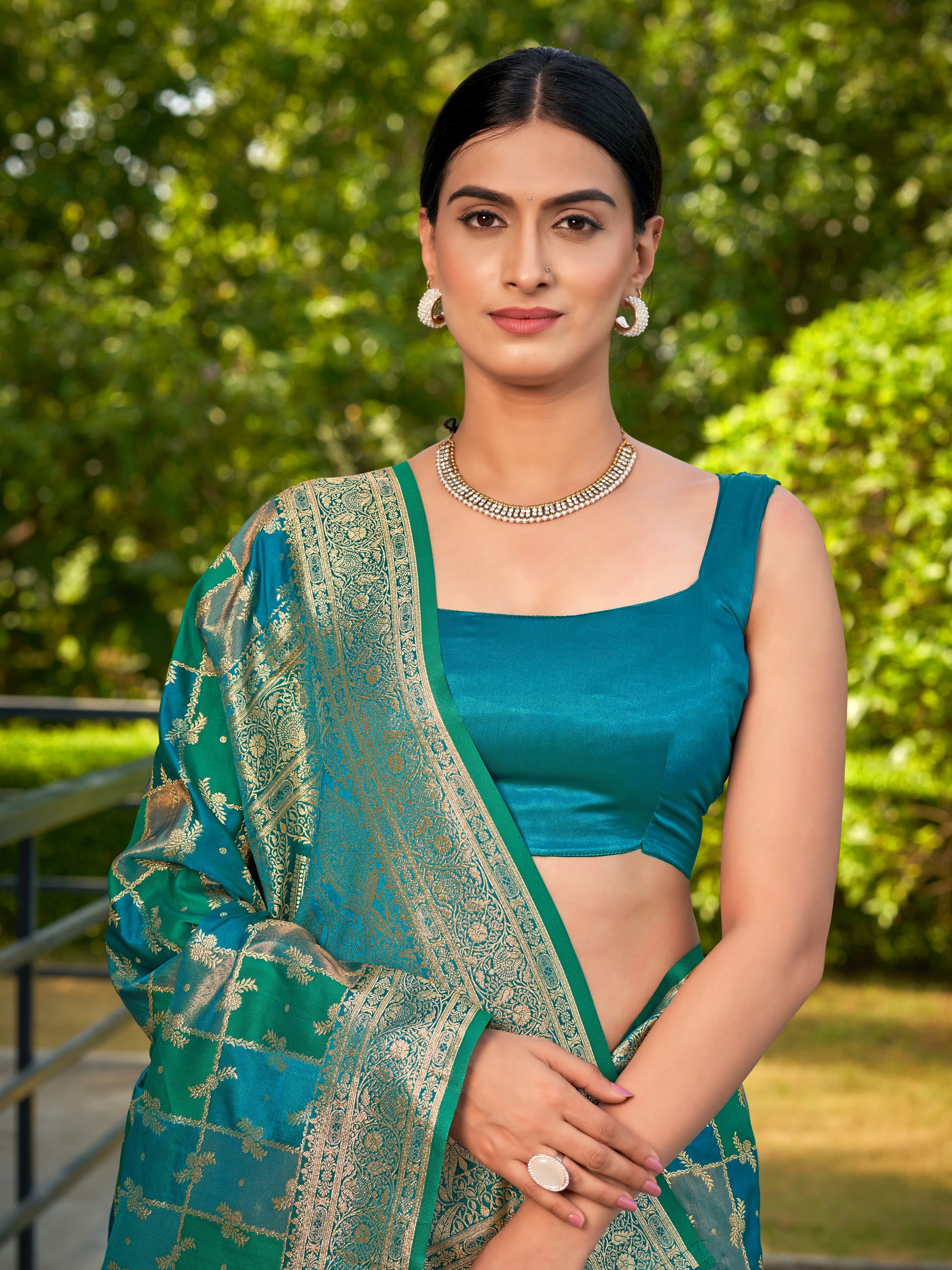 MANOHARI Banarasi Silk Blend Jacquard Work Saree - Turquoise