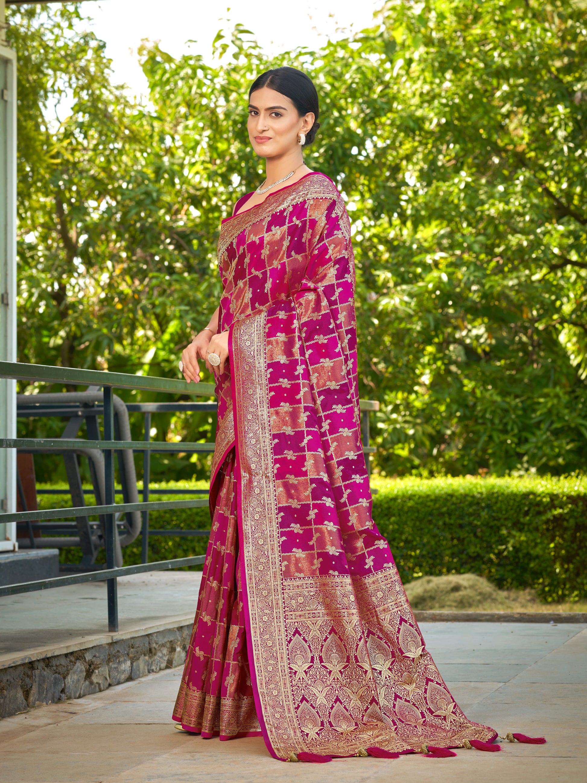 MANOHARI Banarasi Silk Blend Jacquard Work Saree - Pink