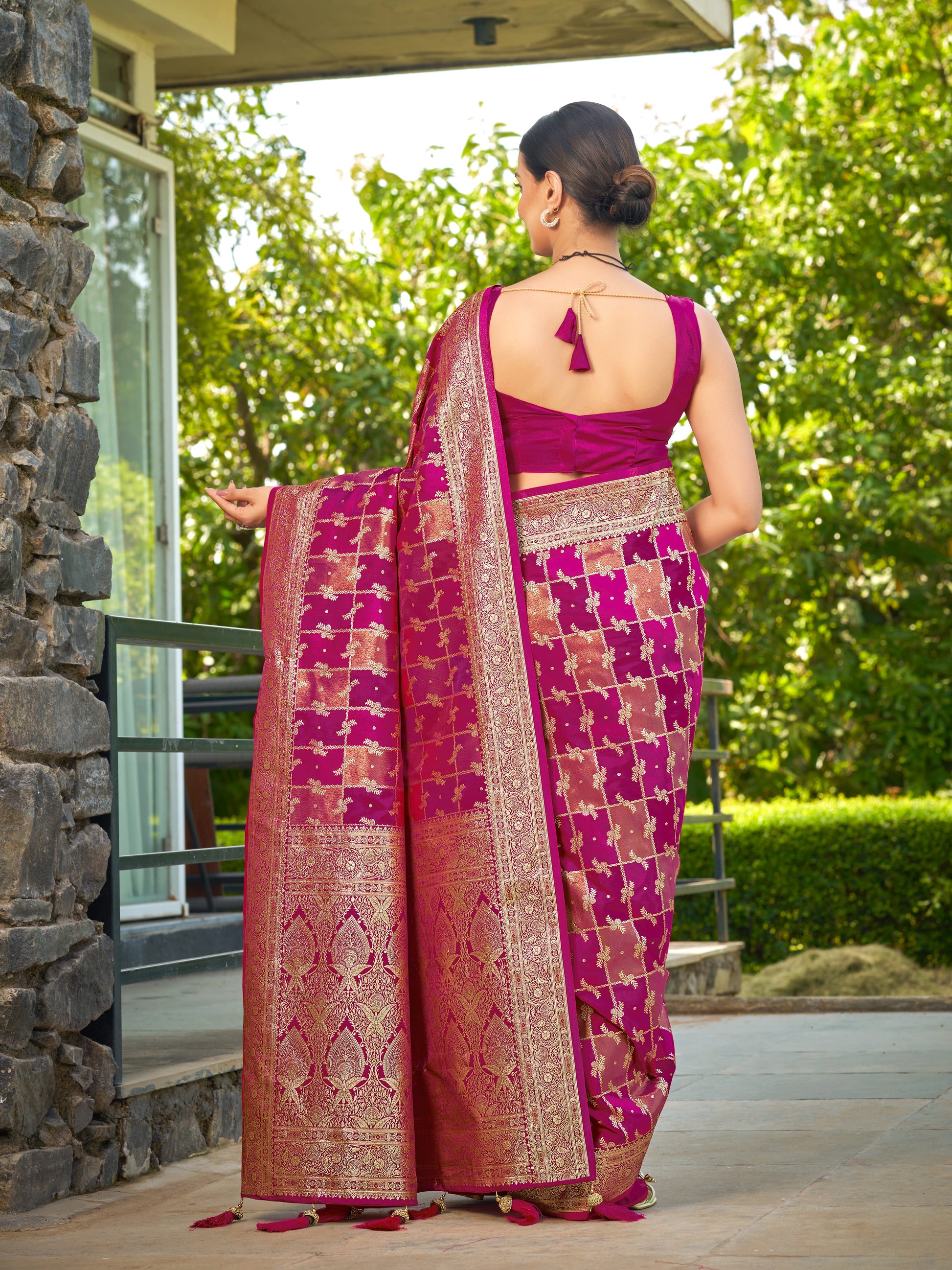 MANOHARI Banarasi Silk Blend Jacquard Work Saree - Pink