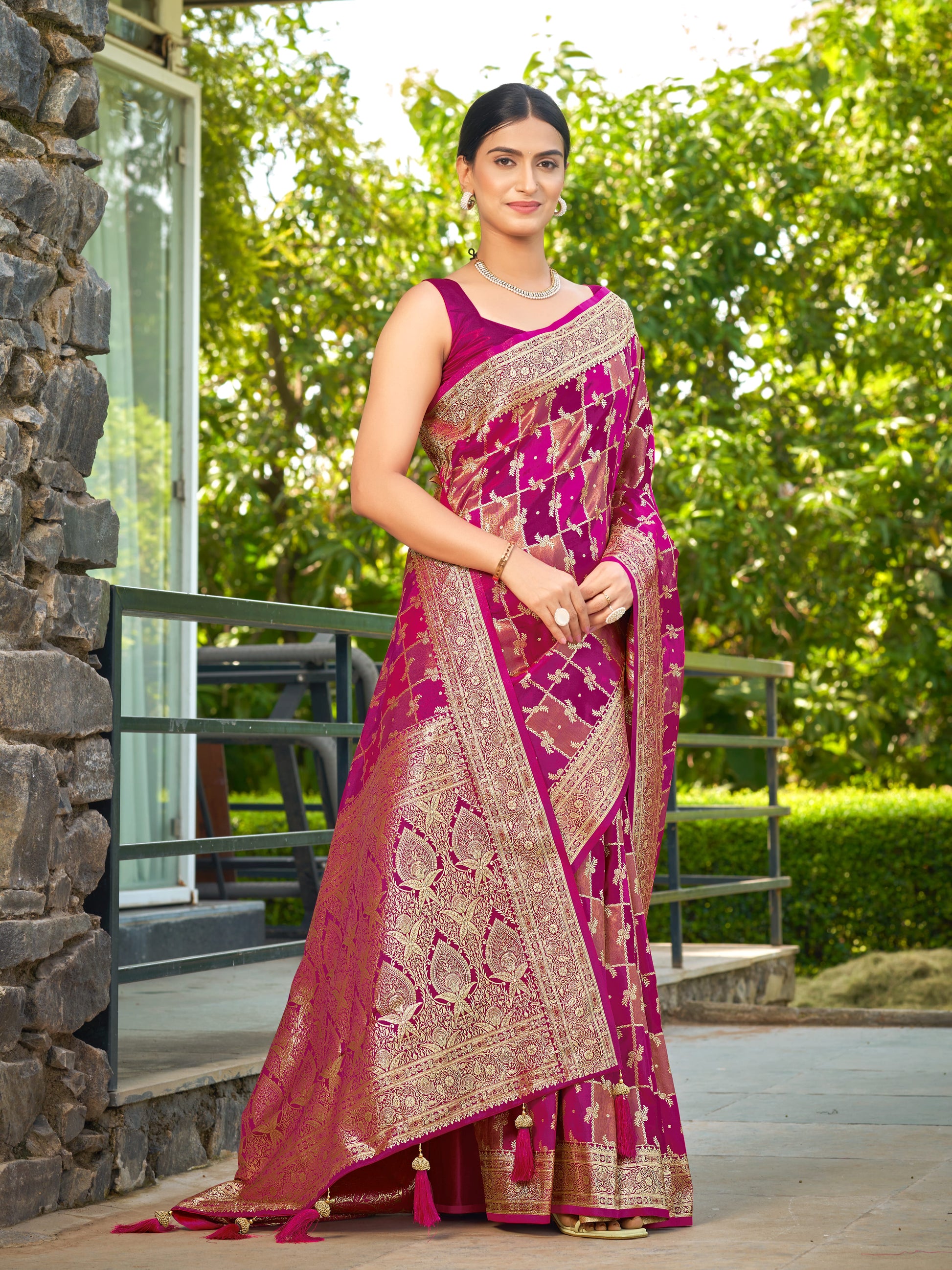 MANOHARI Banarasi Silk Blend Jacquard Work Saree - Pink