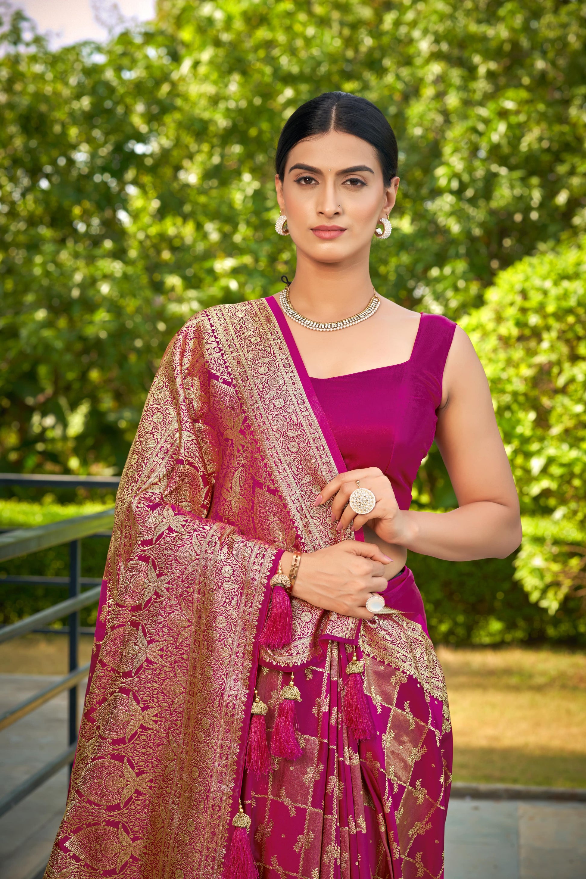 MANOHARI Banarasi Silk Blend Jacquard Work Saree - Pink