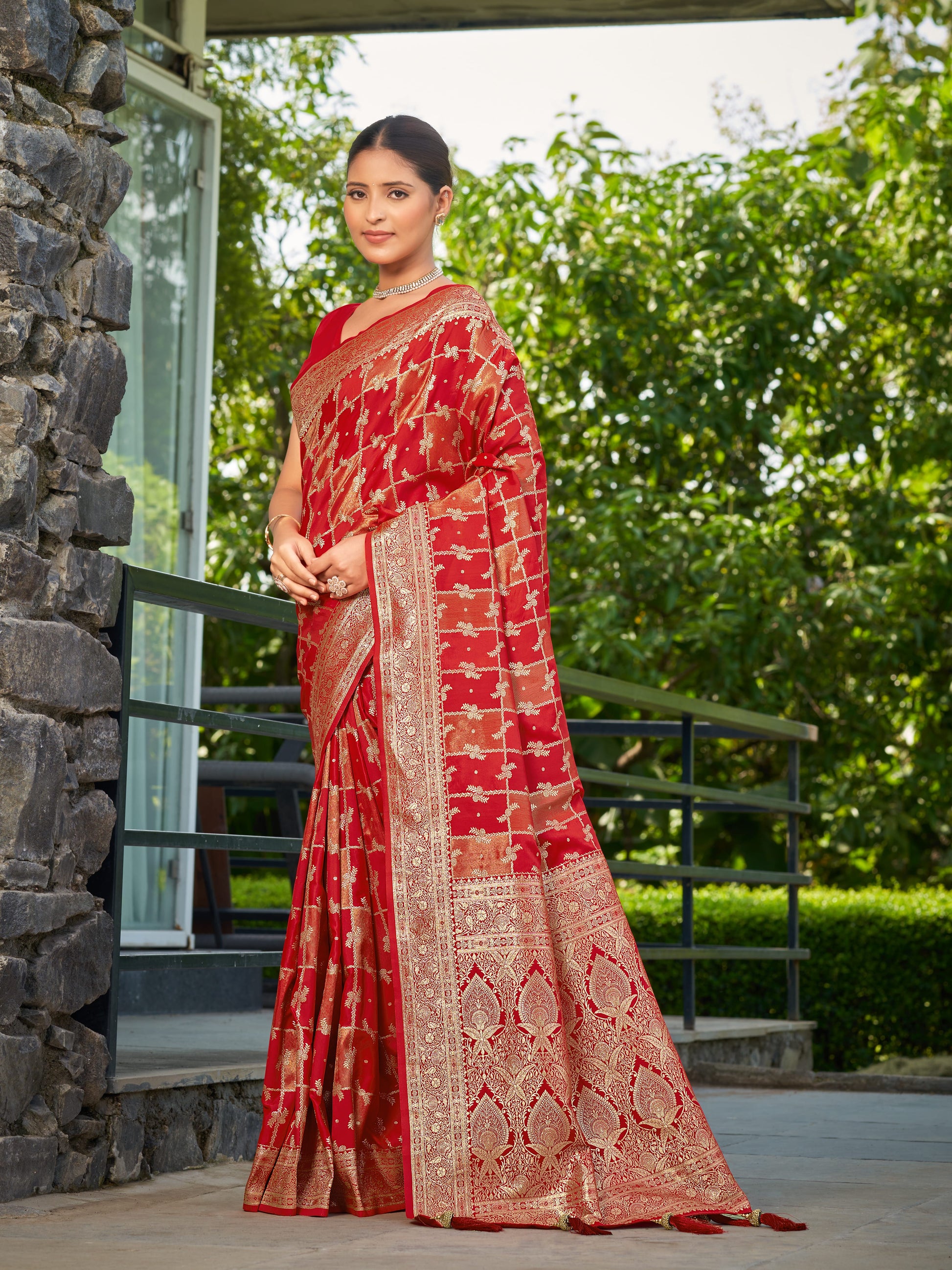 MANOHARI Banarasi Silk Blend Jacquard Work Saree - Red