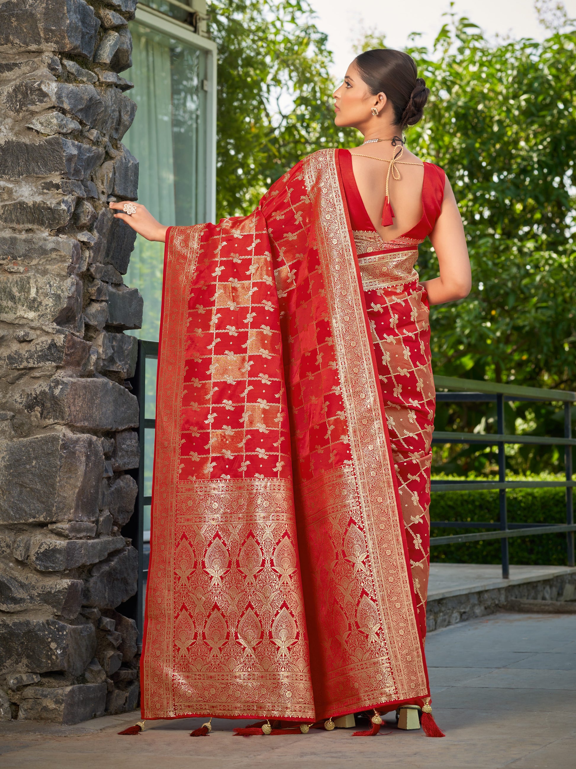 MANOHARI Banarasi Silk Blend Jacquard Work Saree - Red