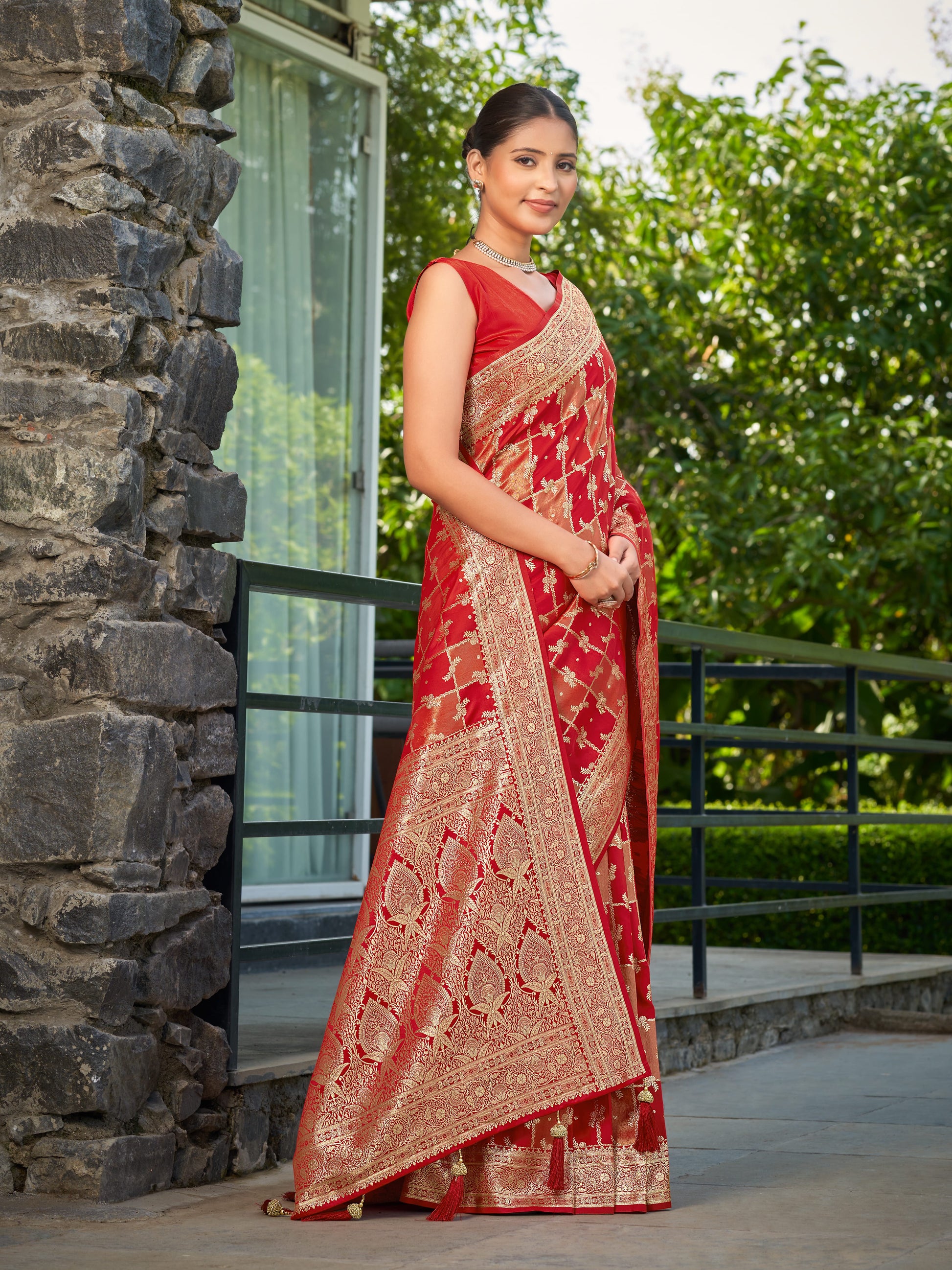 MANOHARI Banarasi Silk Blend Jacquard Work Saree - Red