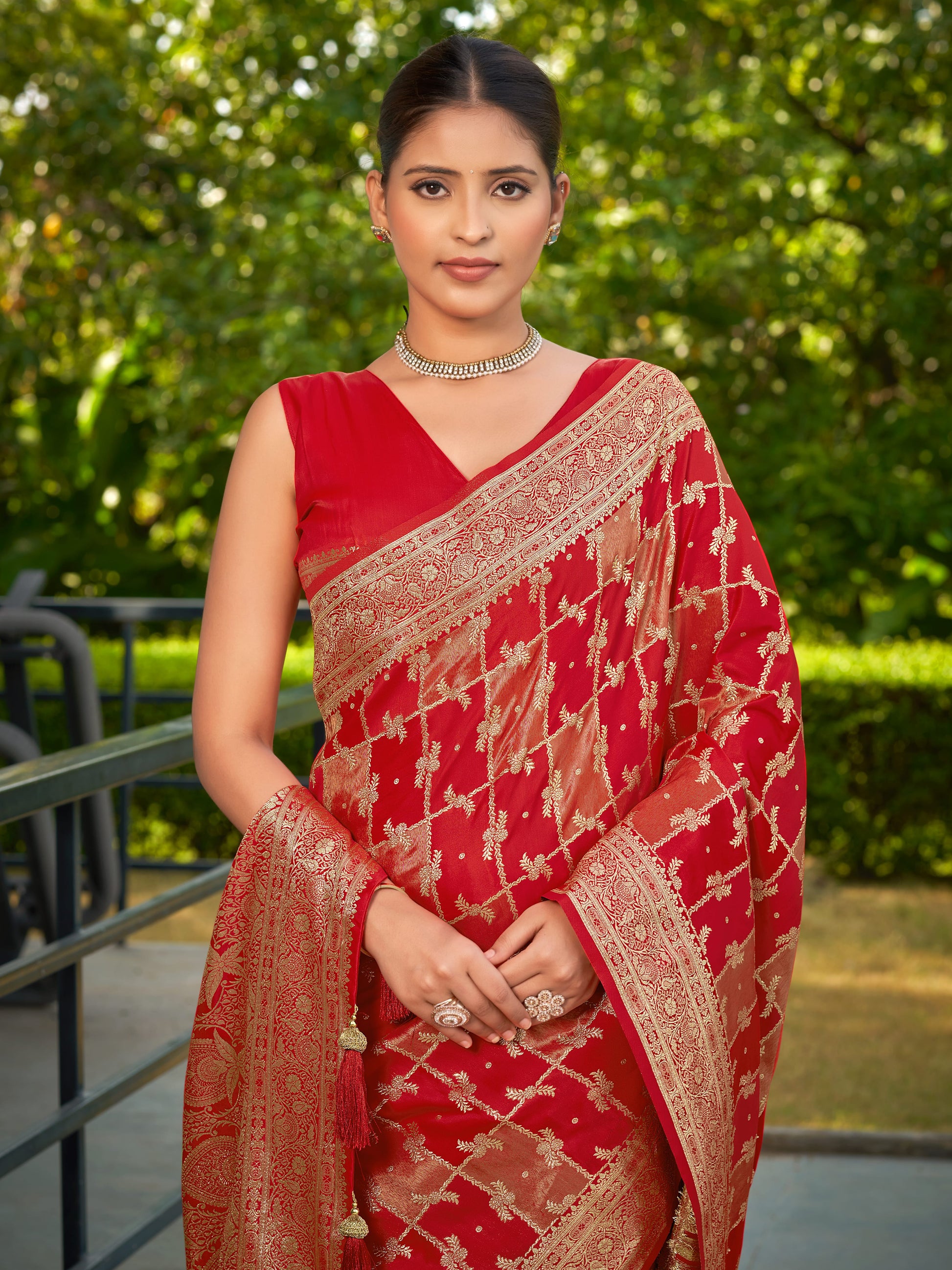 MANOHARI Banarasi Silk Blend Jacquard Work Saree - Red