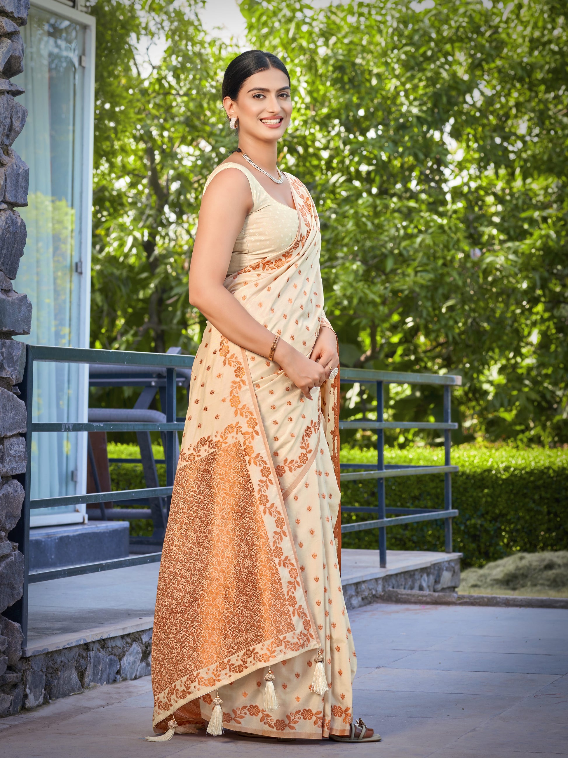 MANOHARI Banarasi Silk Blend Jacquard Work Saree - Beige