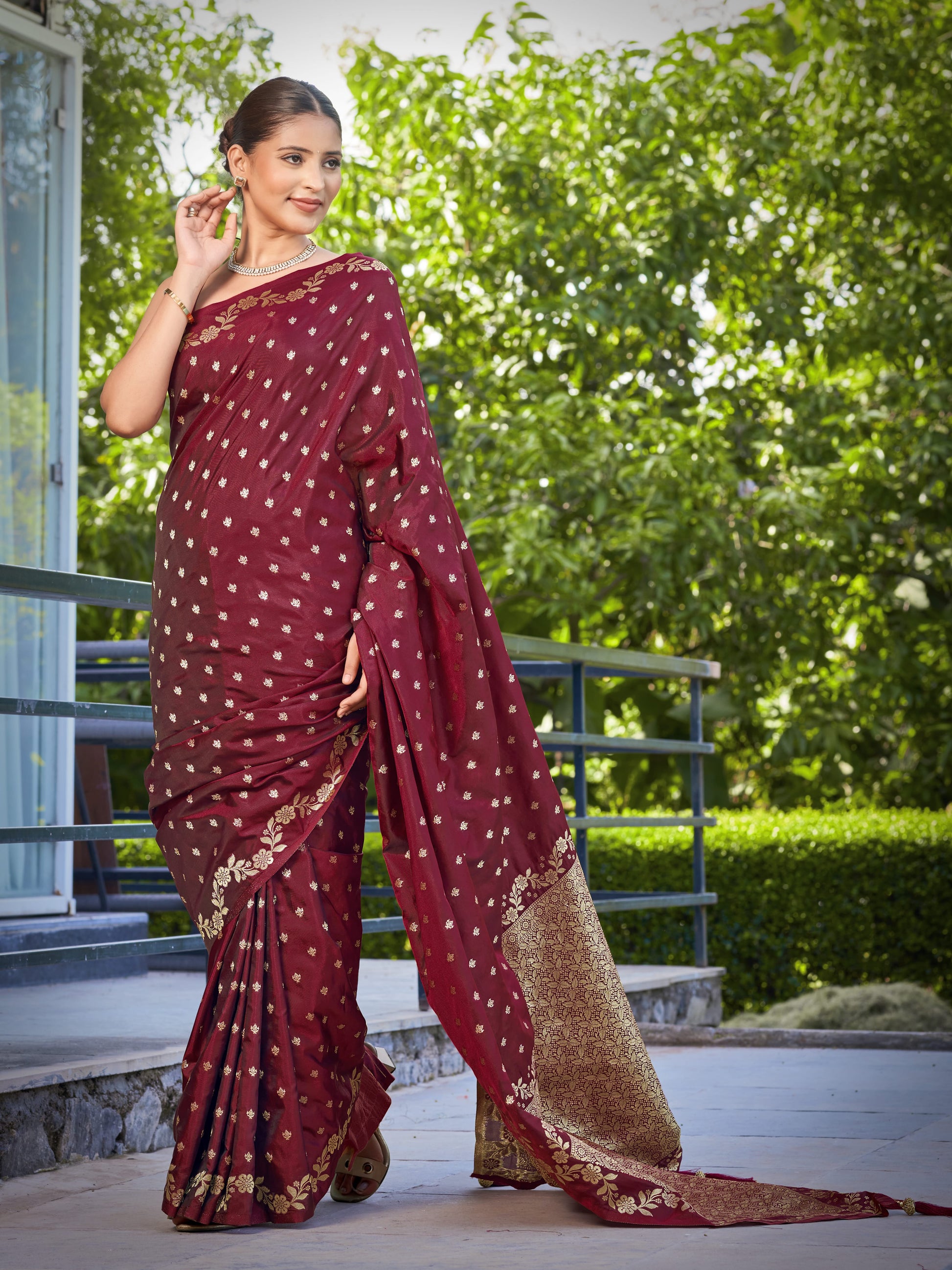 MANOHARI Banarasi Silk Blend Jacquard Work Saree - Red