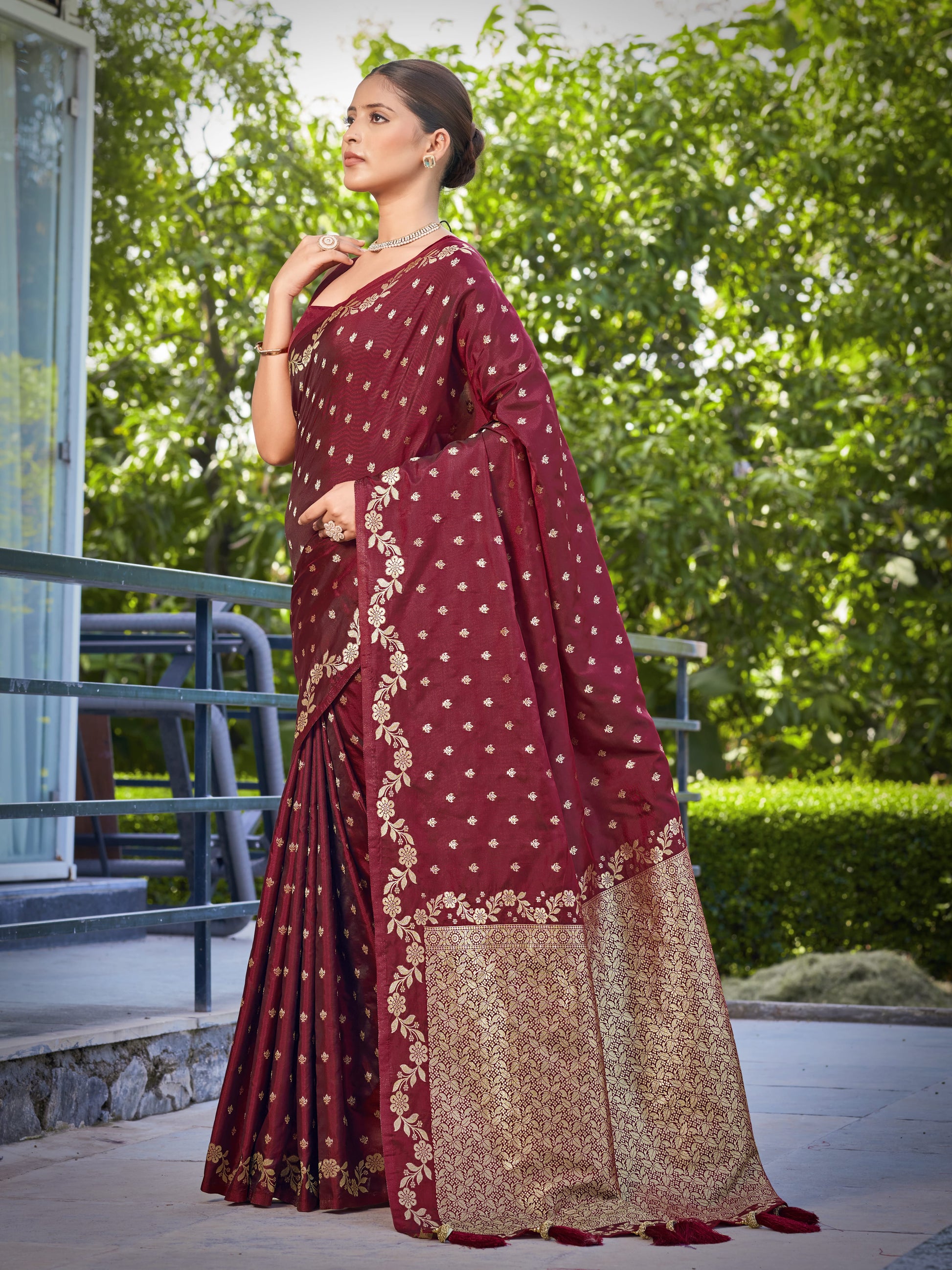 MANOHARI Banarasi Silk Blend Jacquard Work Saree - Red