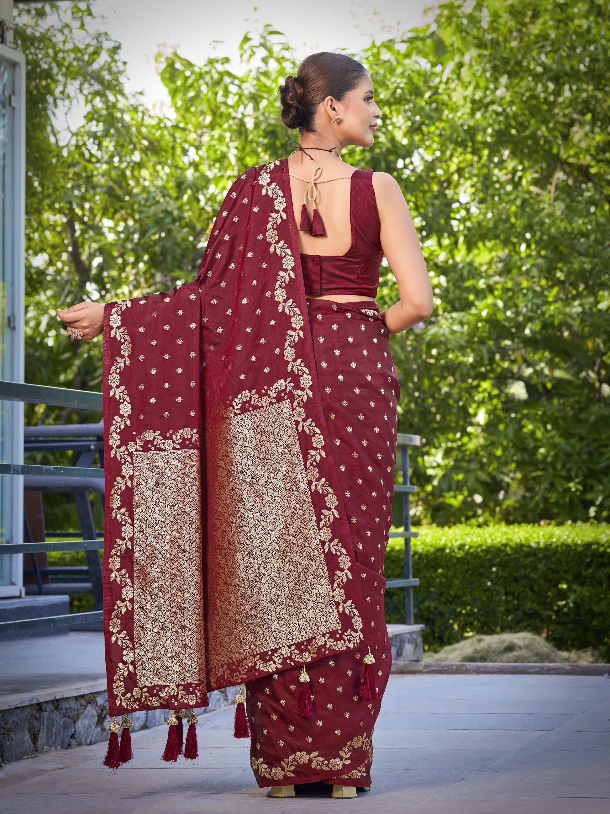 MANOHARI Banarasi Silk Blend Jacquard Work Saree - Red
