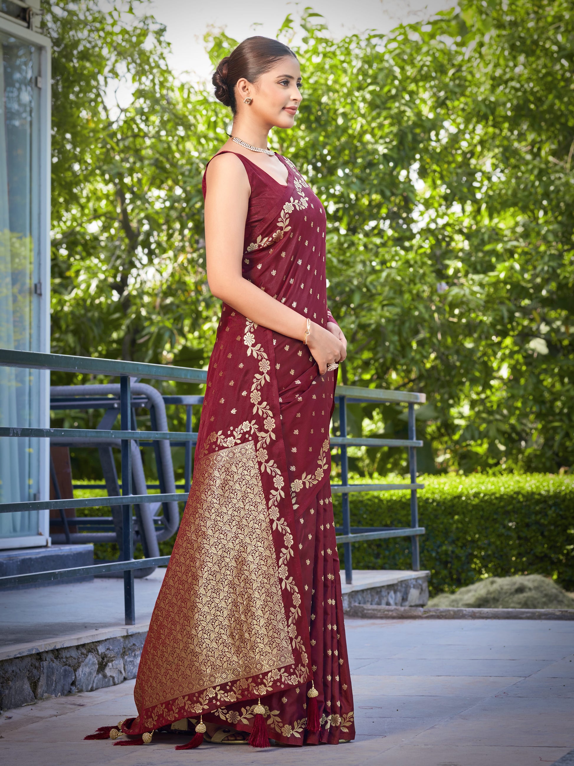 MANOHARI Banarasi Silk Blend Jacquard Work Saree - Red