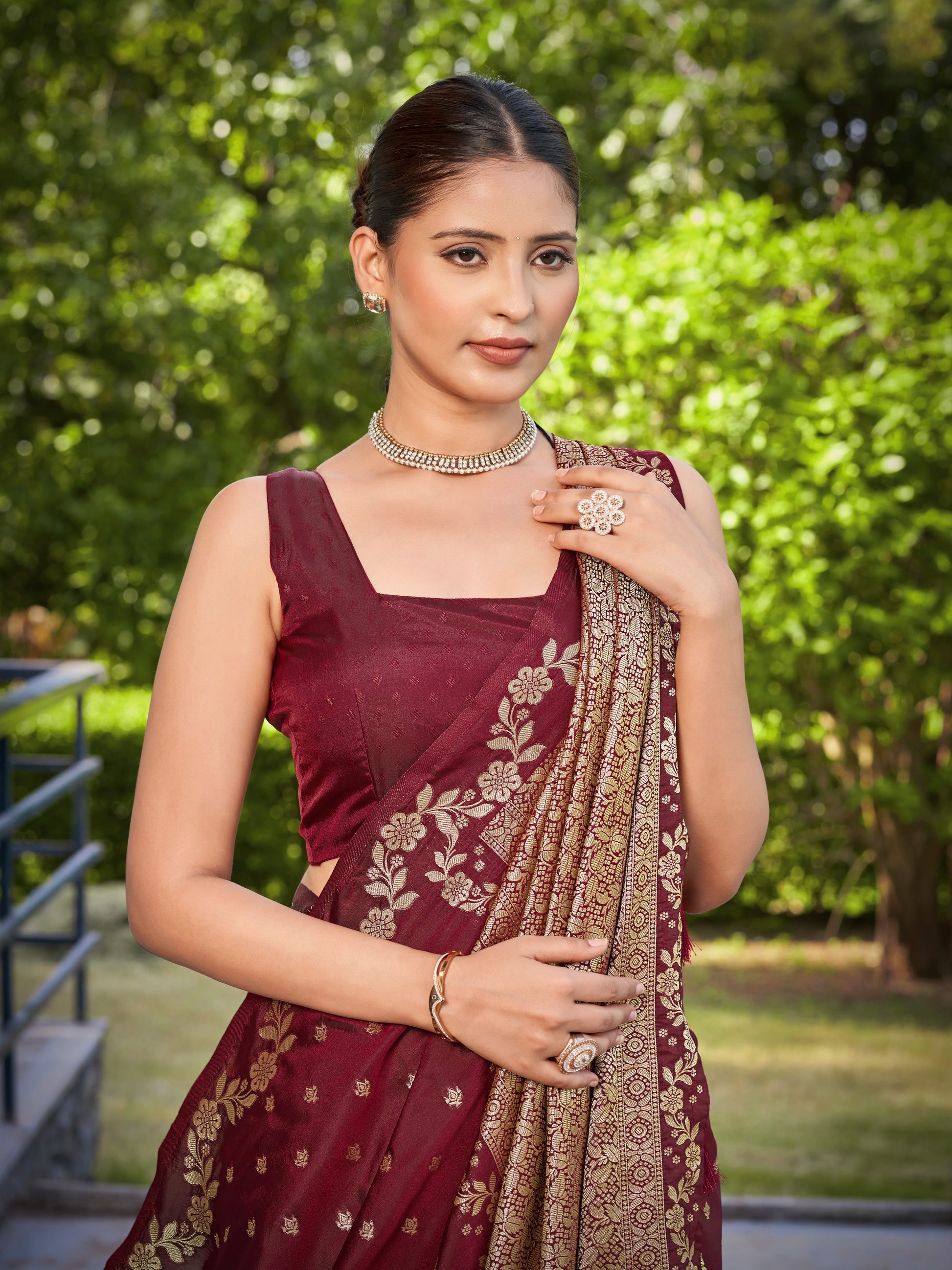 MANOHARI Banarasi Silk Blend Jacquard Work Saree - Red