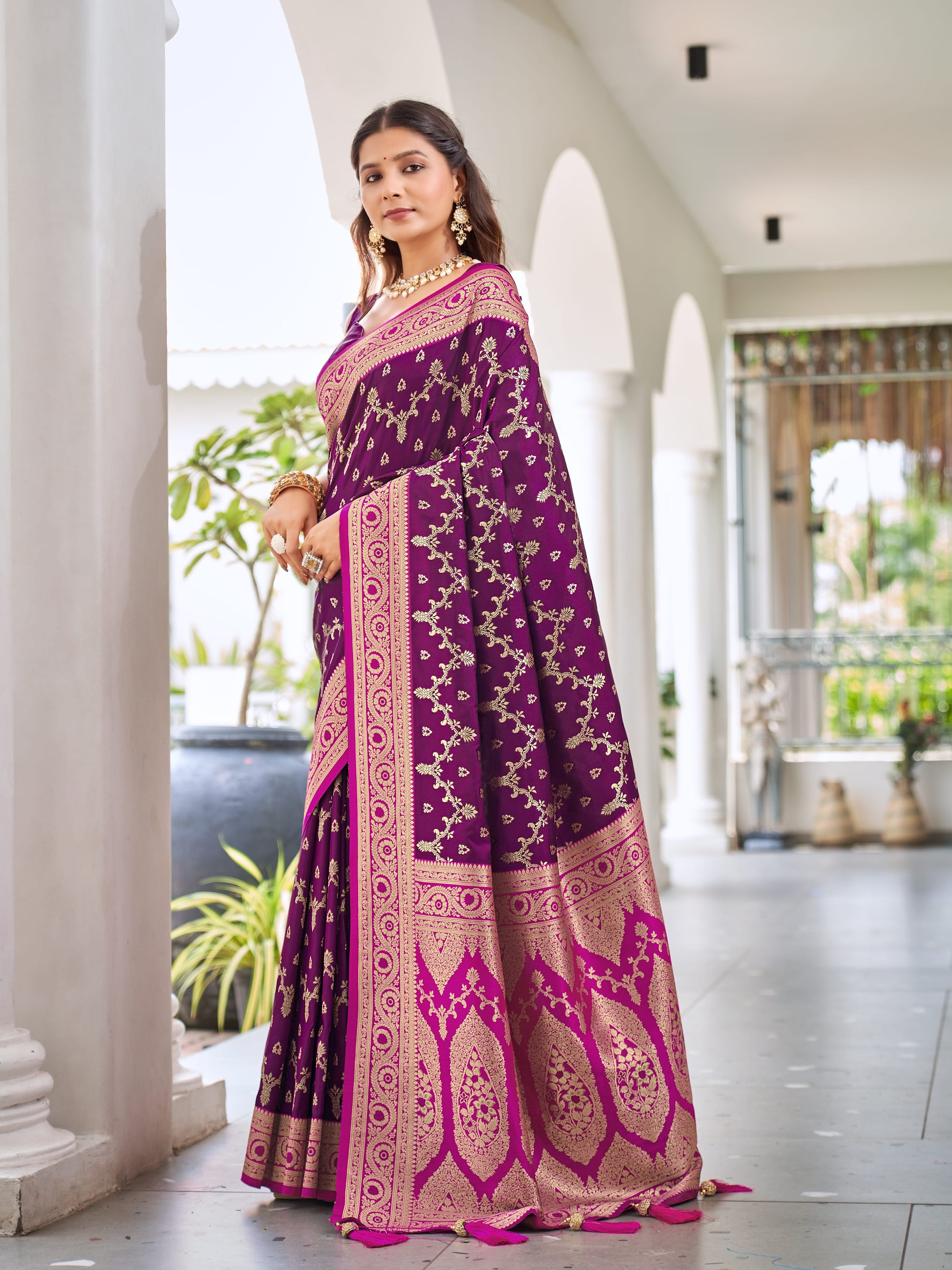 MANOHARI Banarasi Silk Blend Jacquard Work Saree - Purple