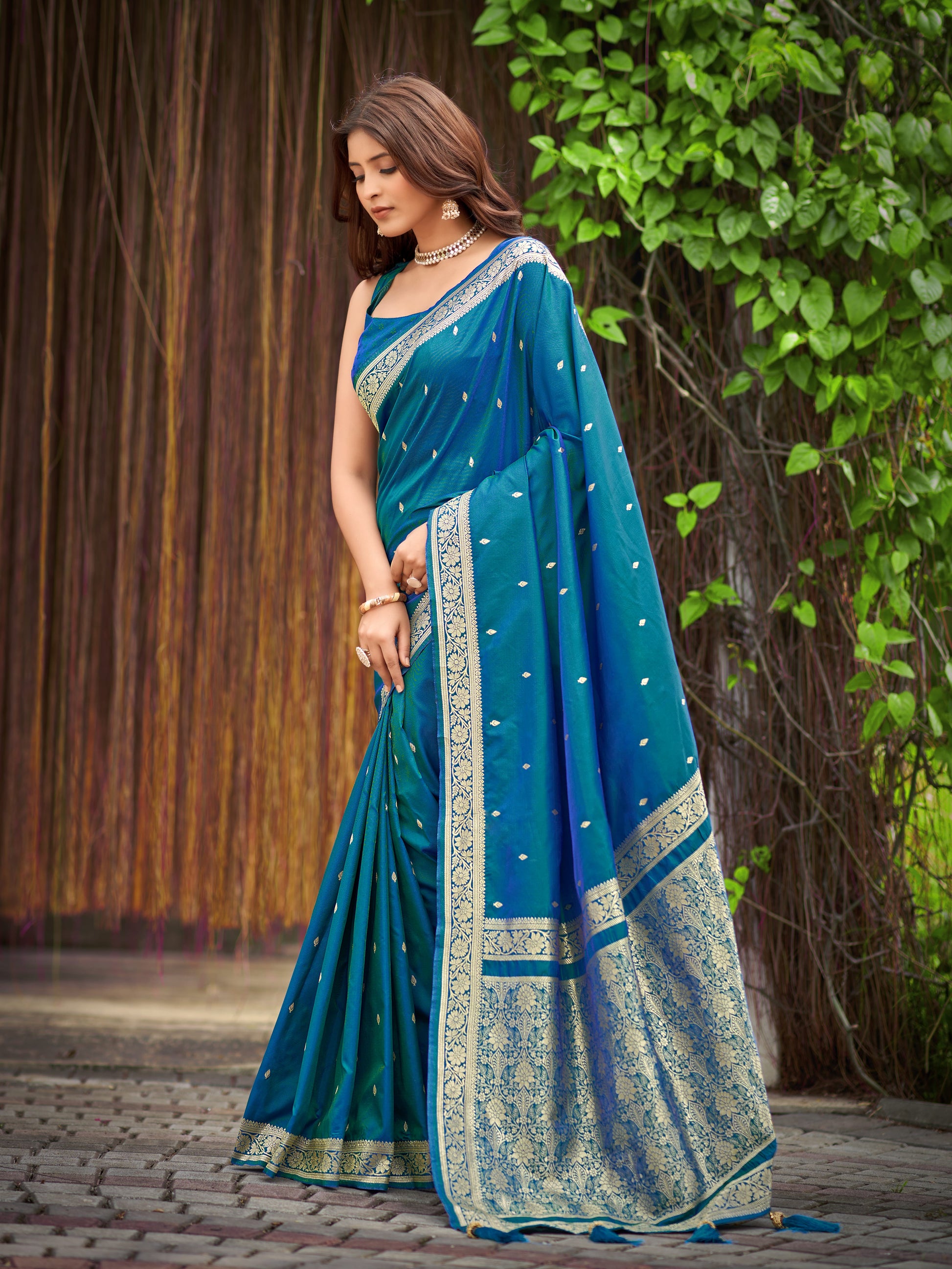 MANOHARI Banarasi Silk Blend Jacquard Work Saree - Blue