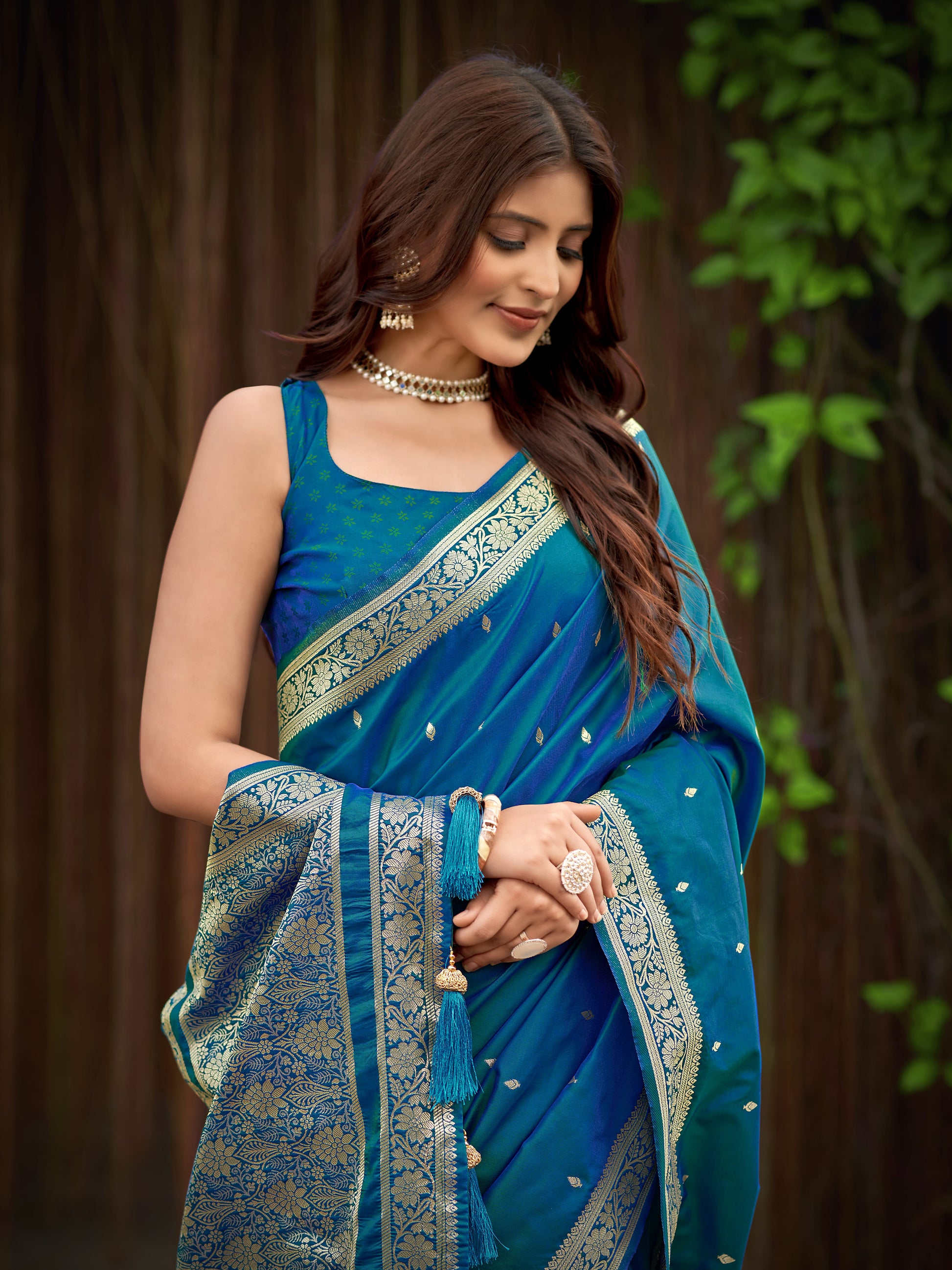 MANOHARI Banarasi Silk Blend Jacquard Work Saree - Blue