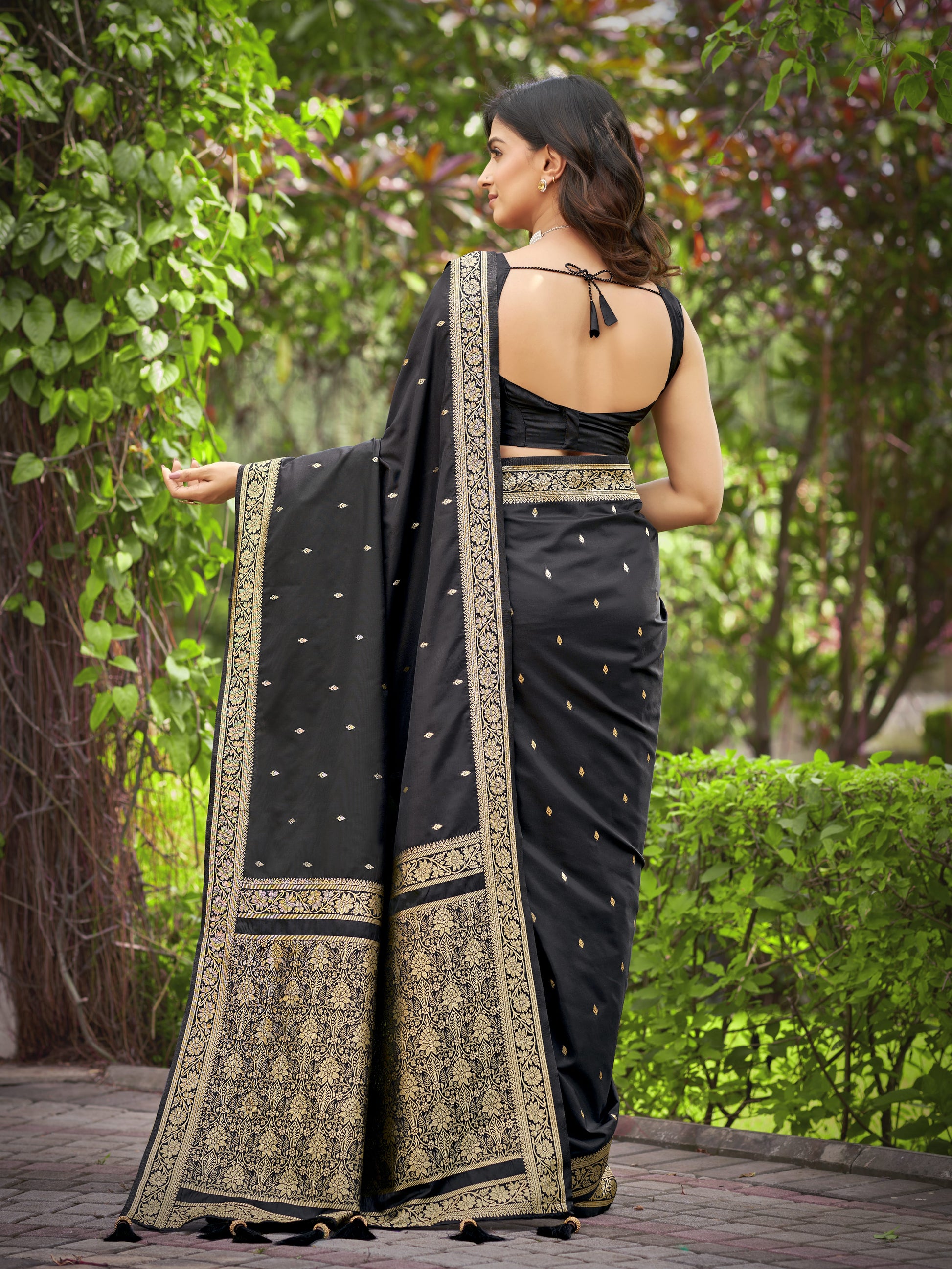 MANOHARI Banarasi Silk Blend Jacquard Work Saree - Black