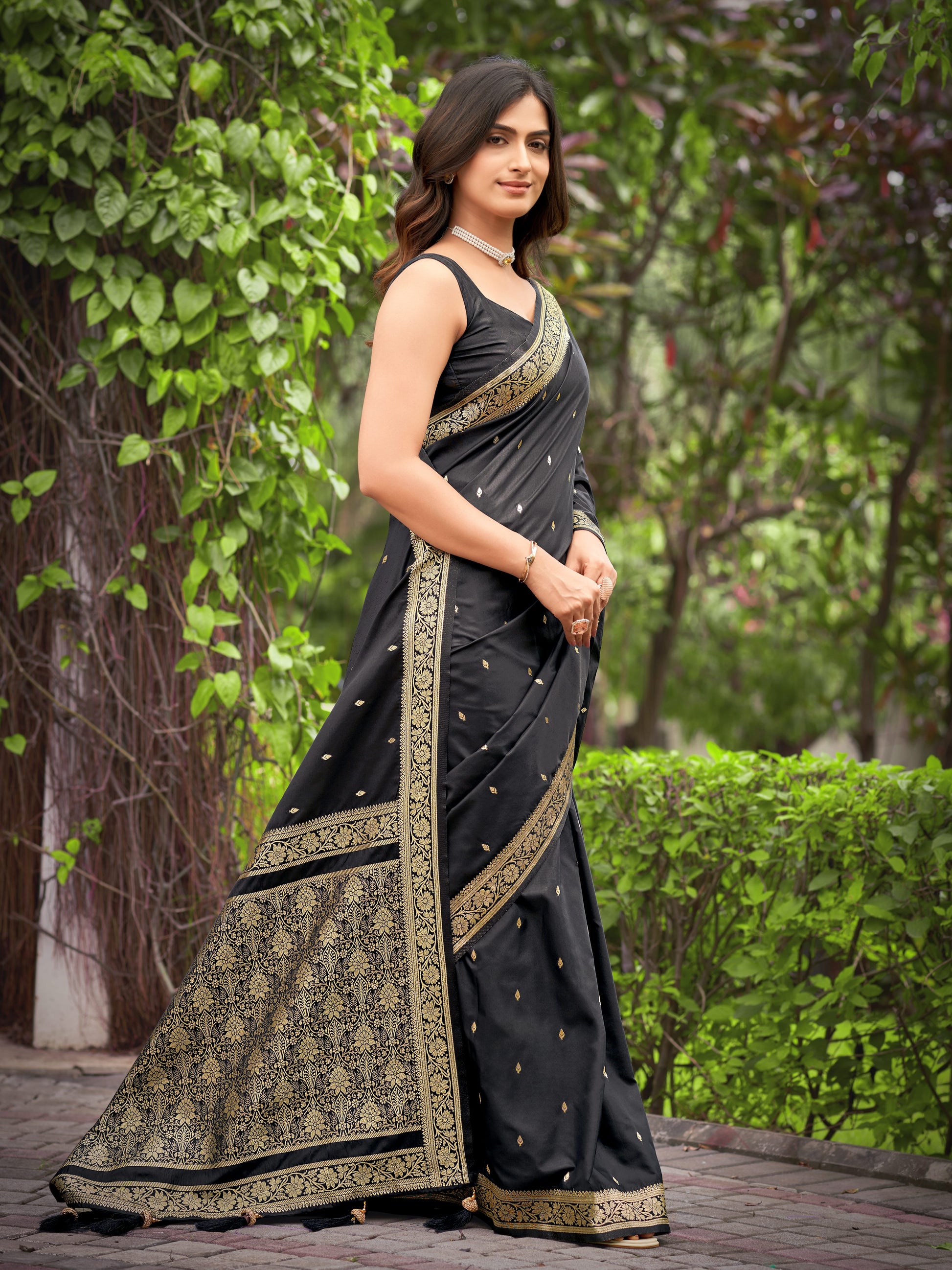 MANOHARI Banarasi Silk Blend Jacquard Work Saree - Black