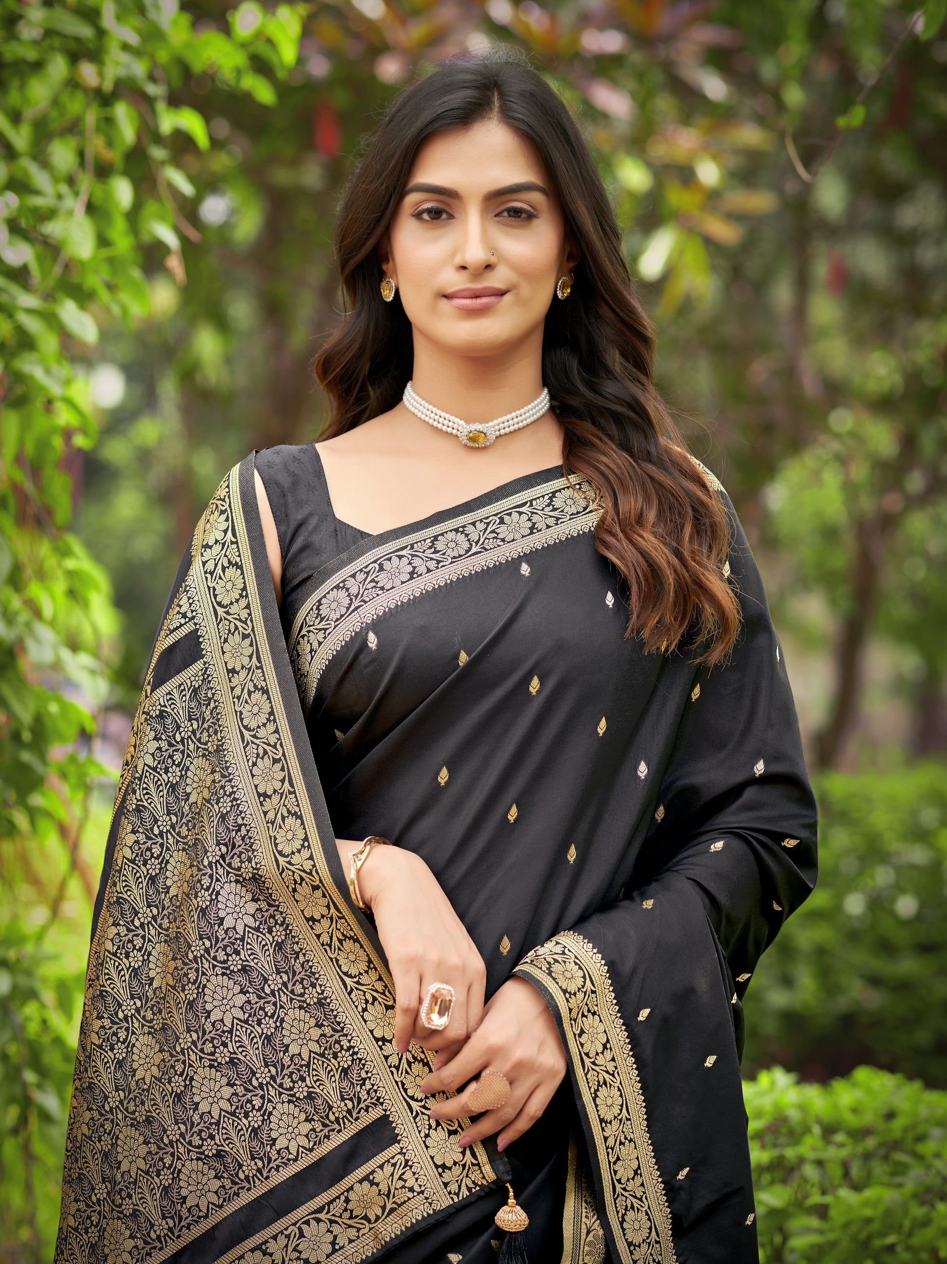 MANOHARI Banarasi Silk Blend Jacquard Work Saree - Black