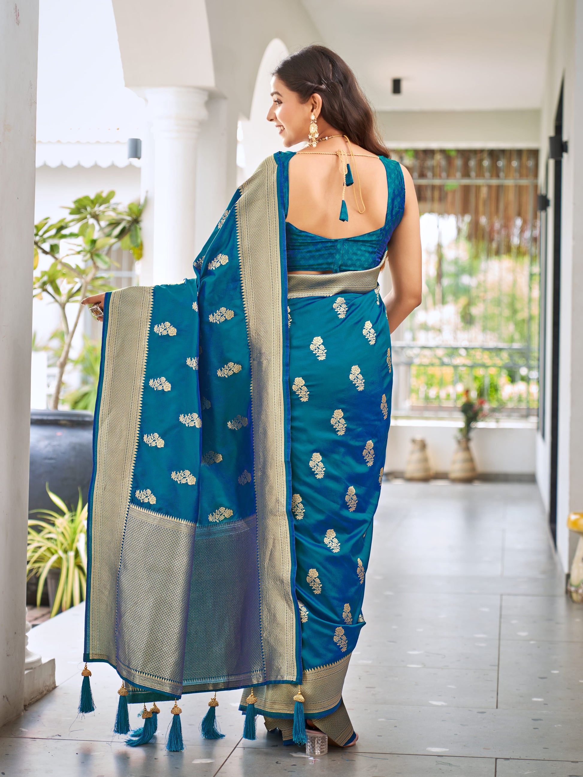 MANOHARI Banarasi Silk Blend Jacquard Work Saree - Blue