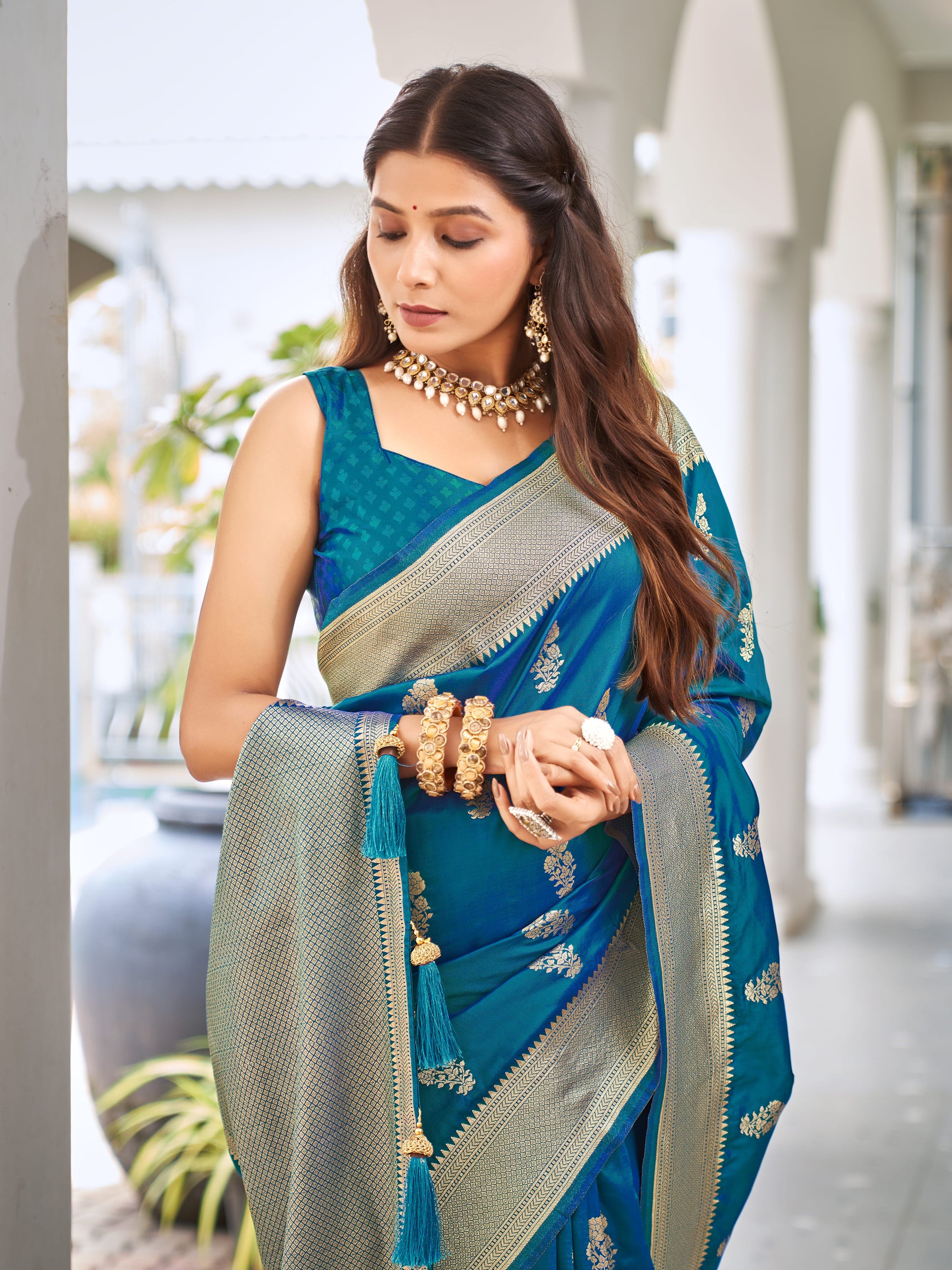 MANOHARI Banarasi Silk Blend Jacquard Work Saree - Blue