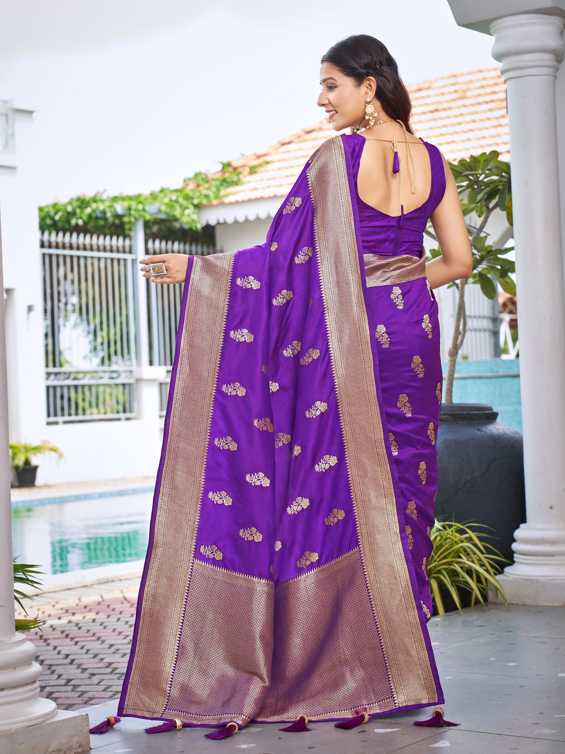 MANOHARI Banarasi Silk Blend Jacquard Work Saree - Purple