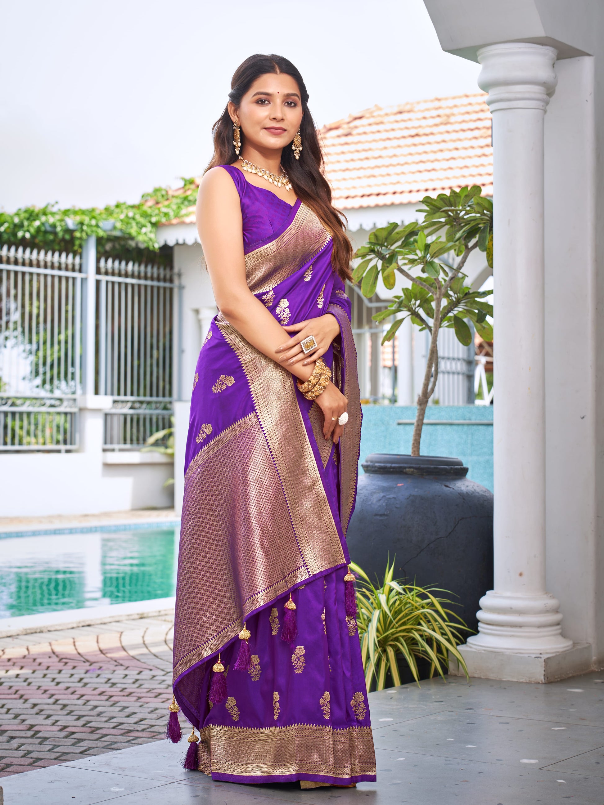 MANOHARI Banarasi Silk Blend Jacquard Work Saree - Purple