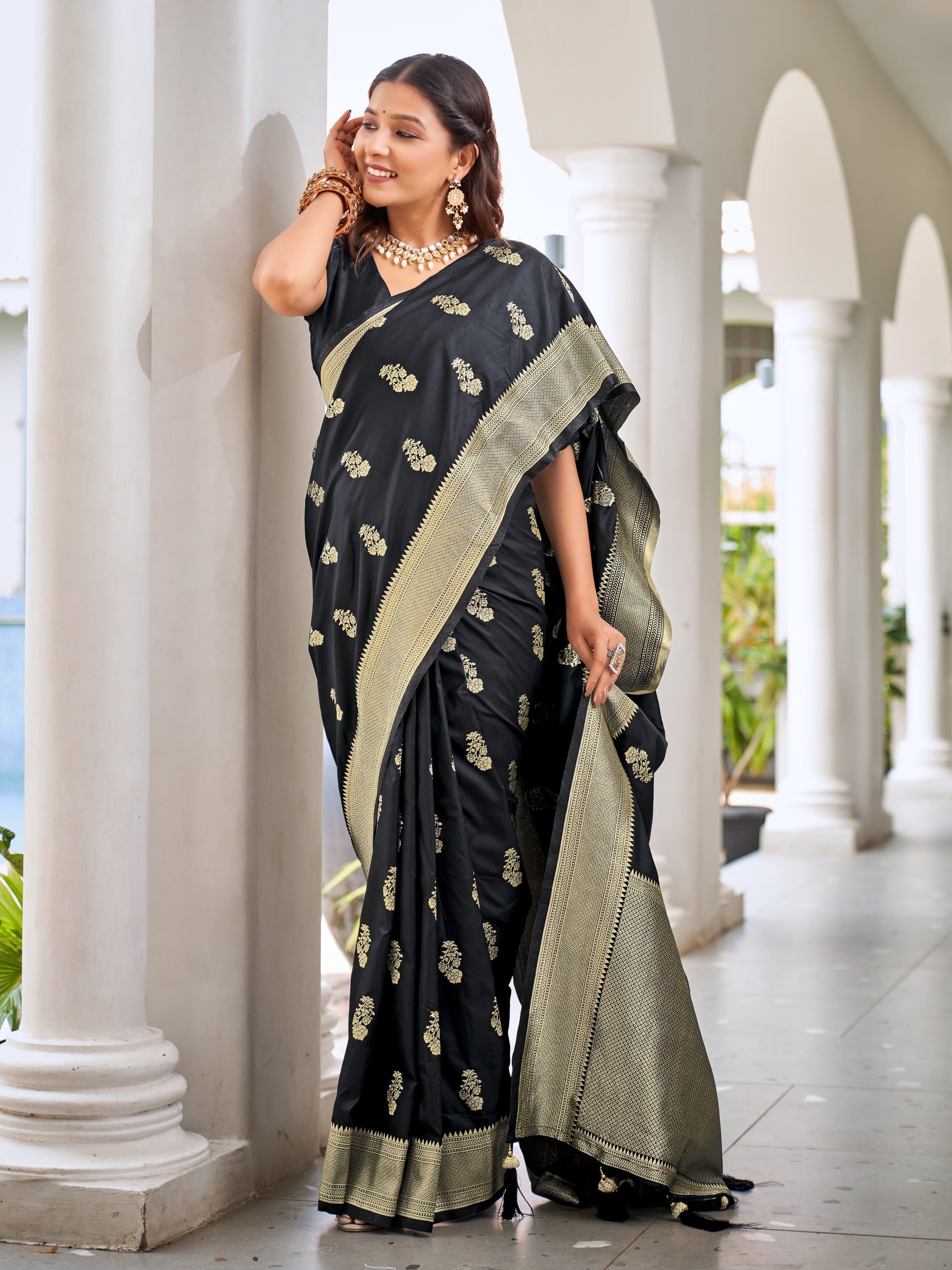 MANOHARI Banarasi Silk Blend Jacquard Work Saree - Black