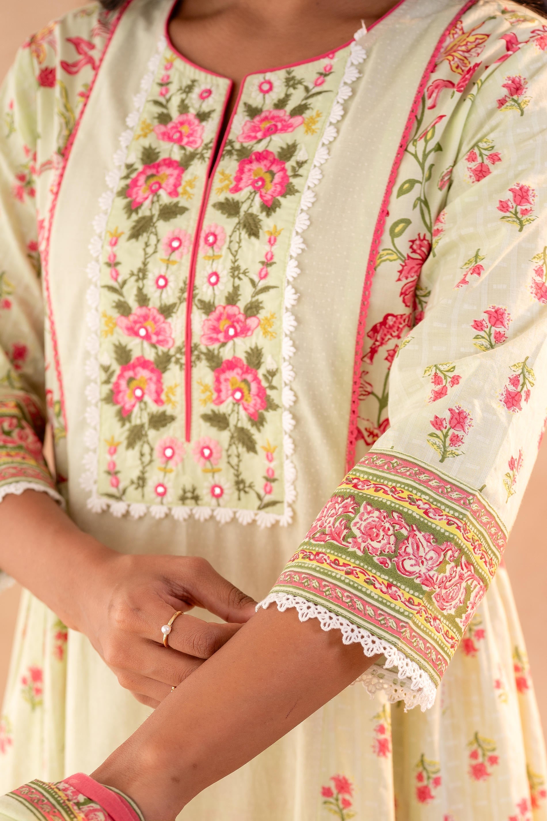 Juniper Noor-e-Gul SageGreen Printed Kurta Pant And Dupatta Set