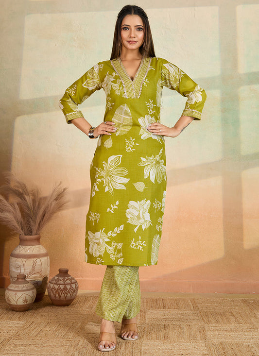 Prazu Fashion Parrot Green Printed Cotton Blend Kurta Pant Set