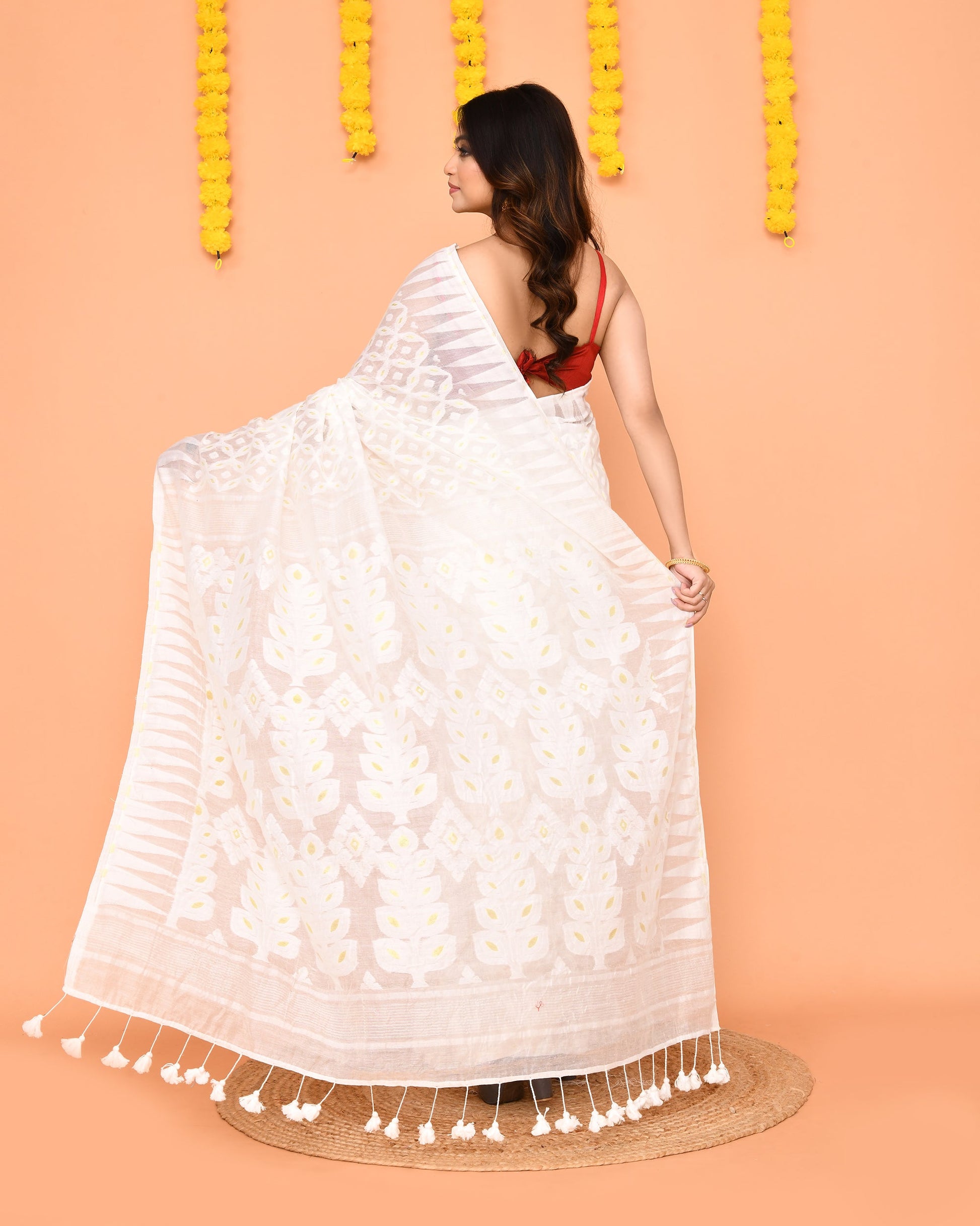Piyari Fashion Women's White Cotton Blend Jamdani Saree With Tassels