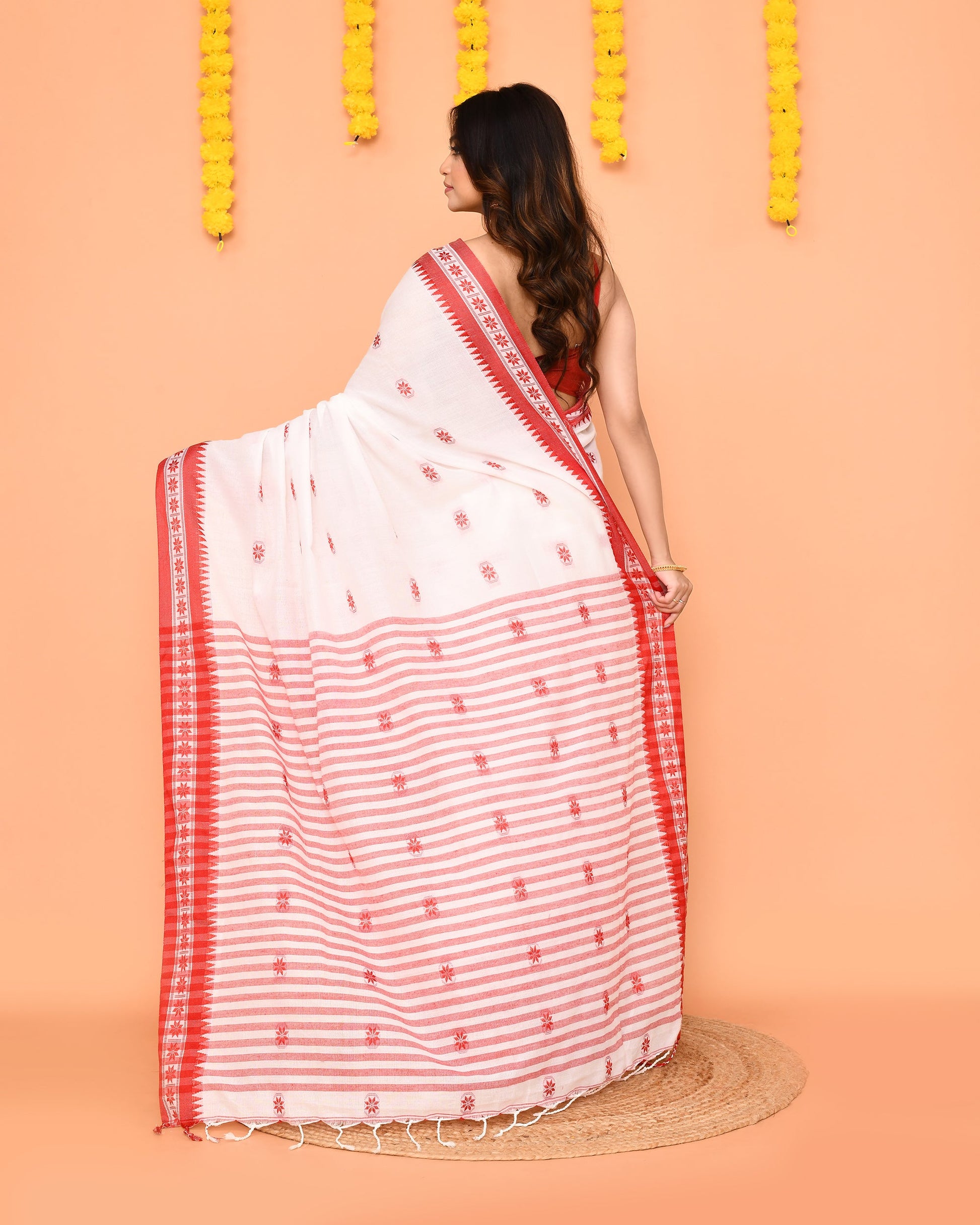 Piyari Fashion Women's White Cotton Handloom Saree