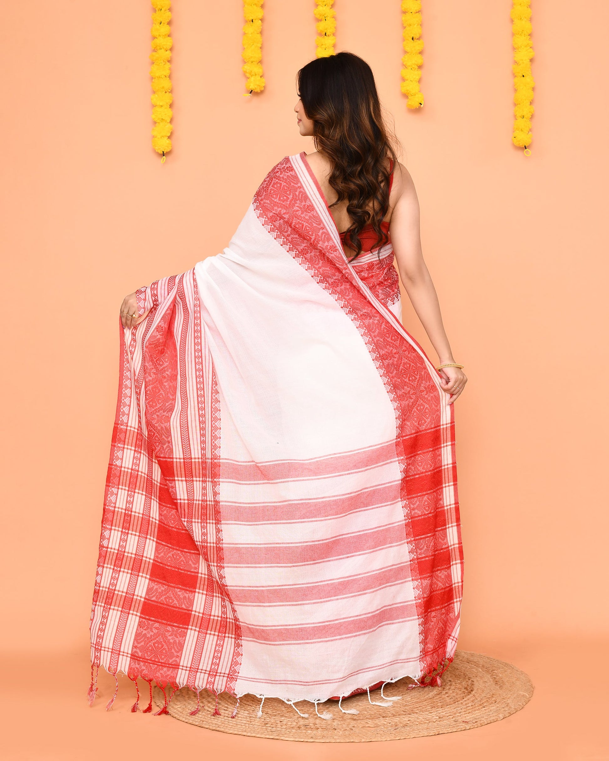 Piyari Fashion Women's White Cotton Handloom Saree