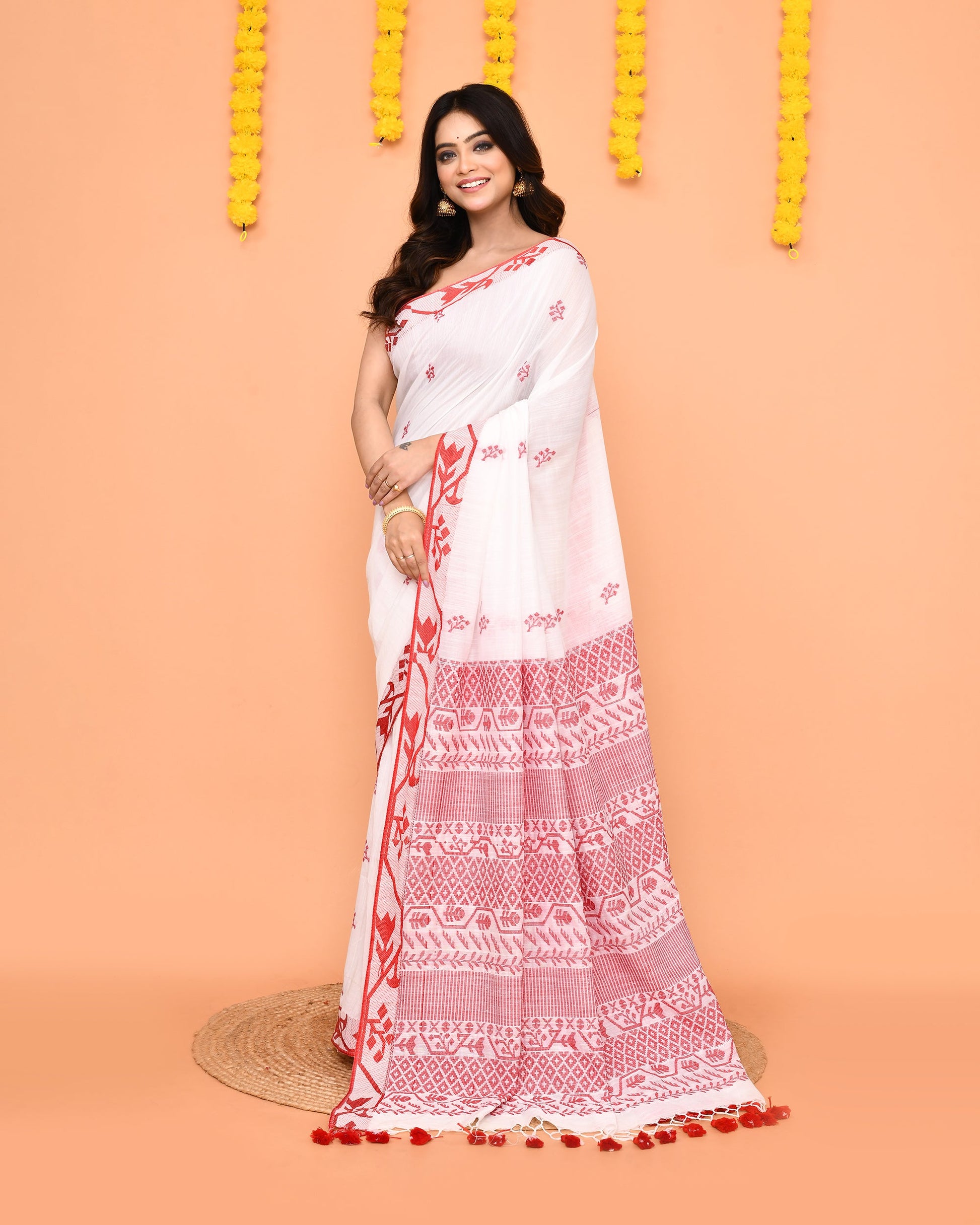 Piyari Fashion Women's White Cotton Handloom Saree With Tassels