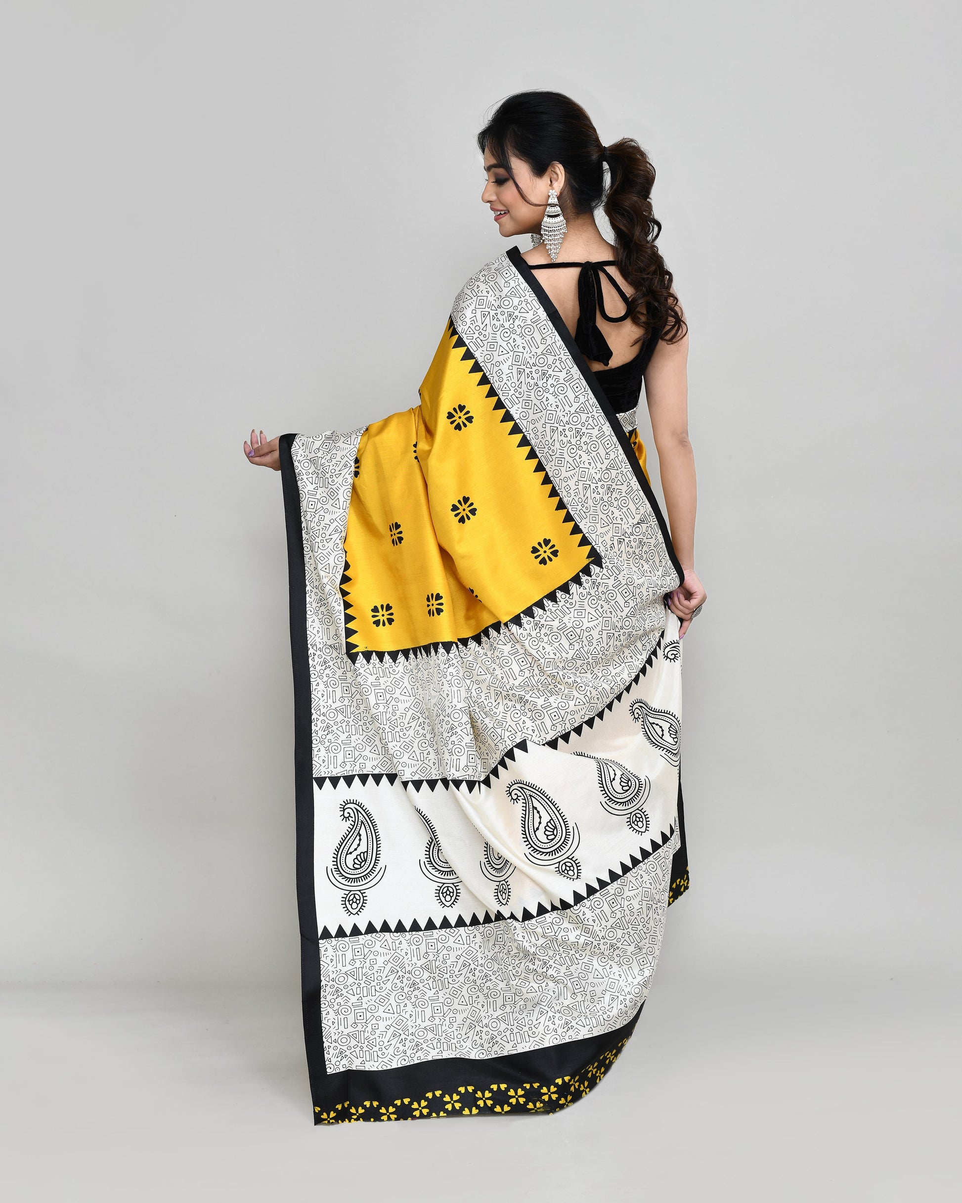 Piyari Fashion PIyari Fashion Golden Printed Saree With Blouse