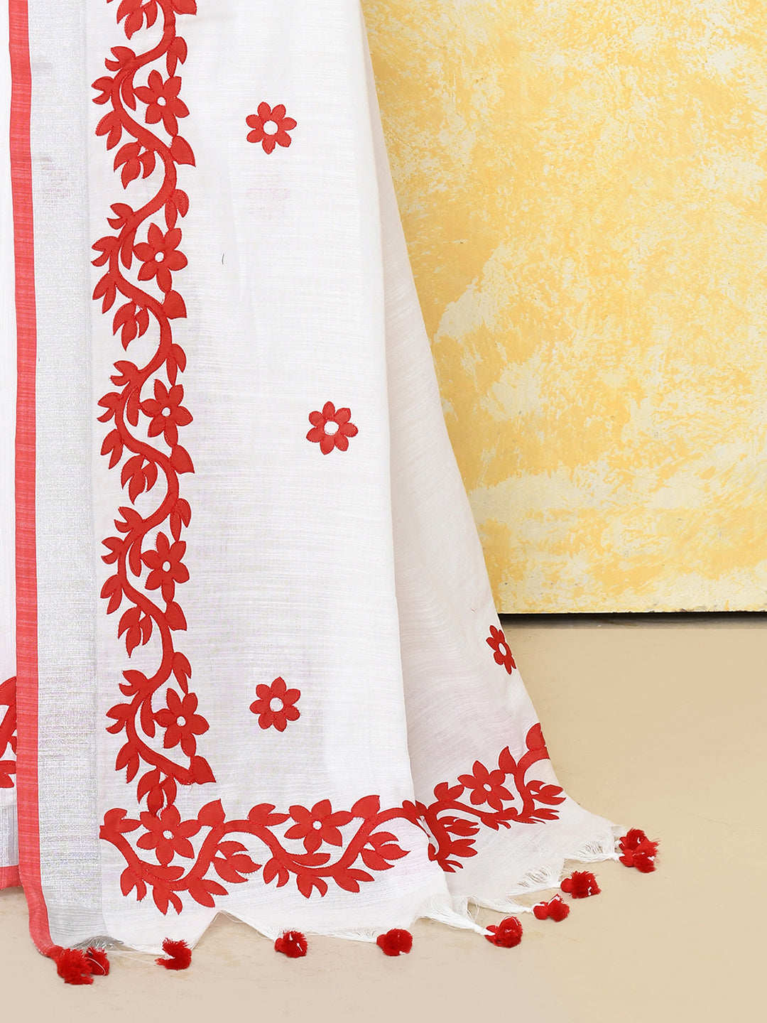 Piyari Fashion Women's White Exclusive Applique Saree With Blouse Piece