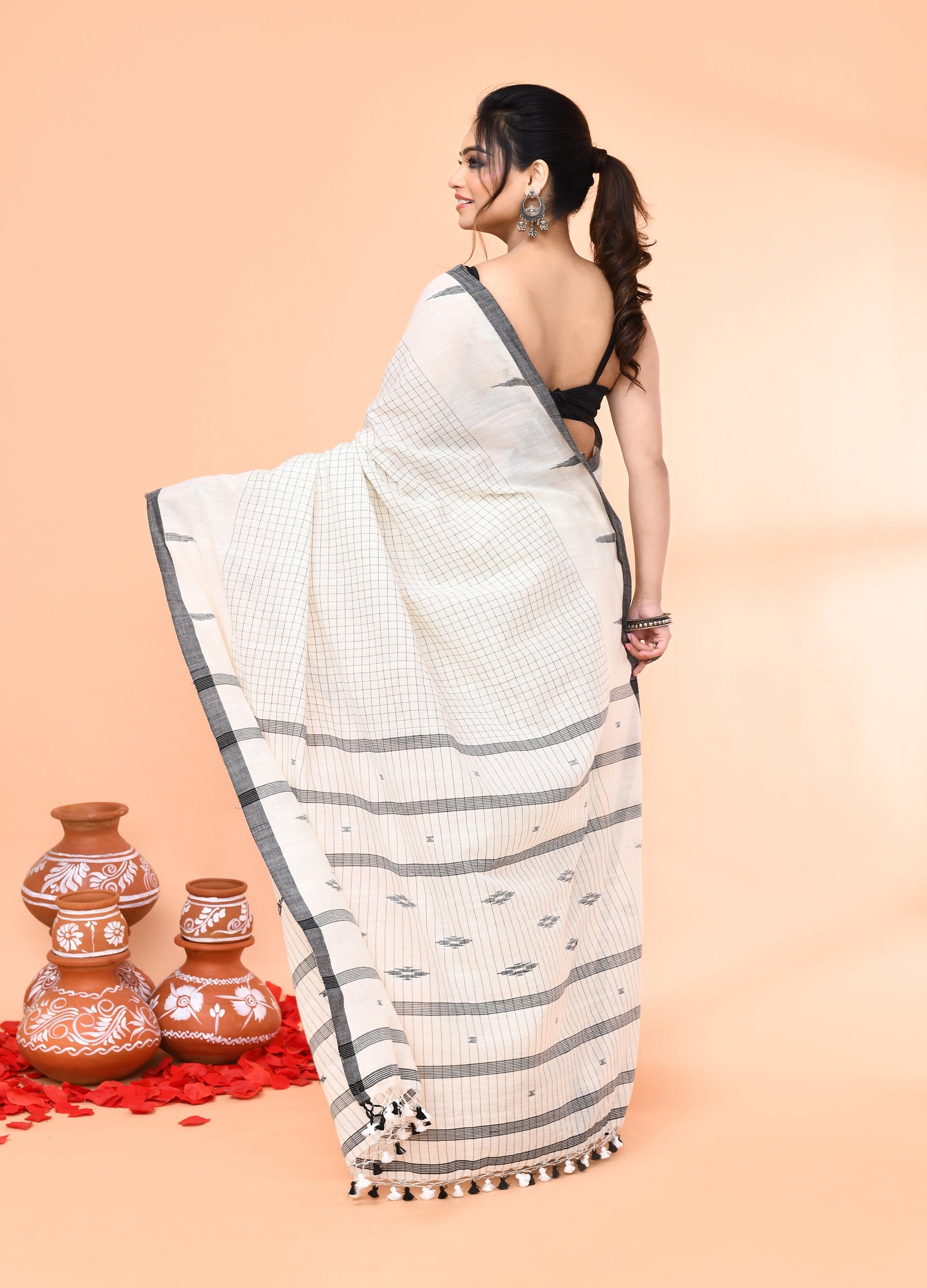 Piyari Fashion Women`s Off White Mul Cotton Handloom Jamdani Saree With Blouse