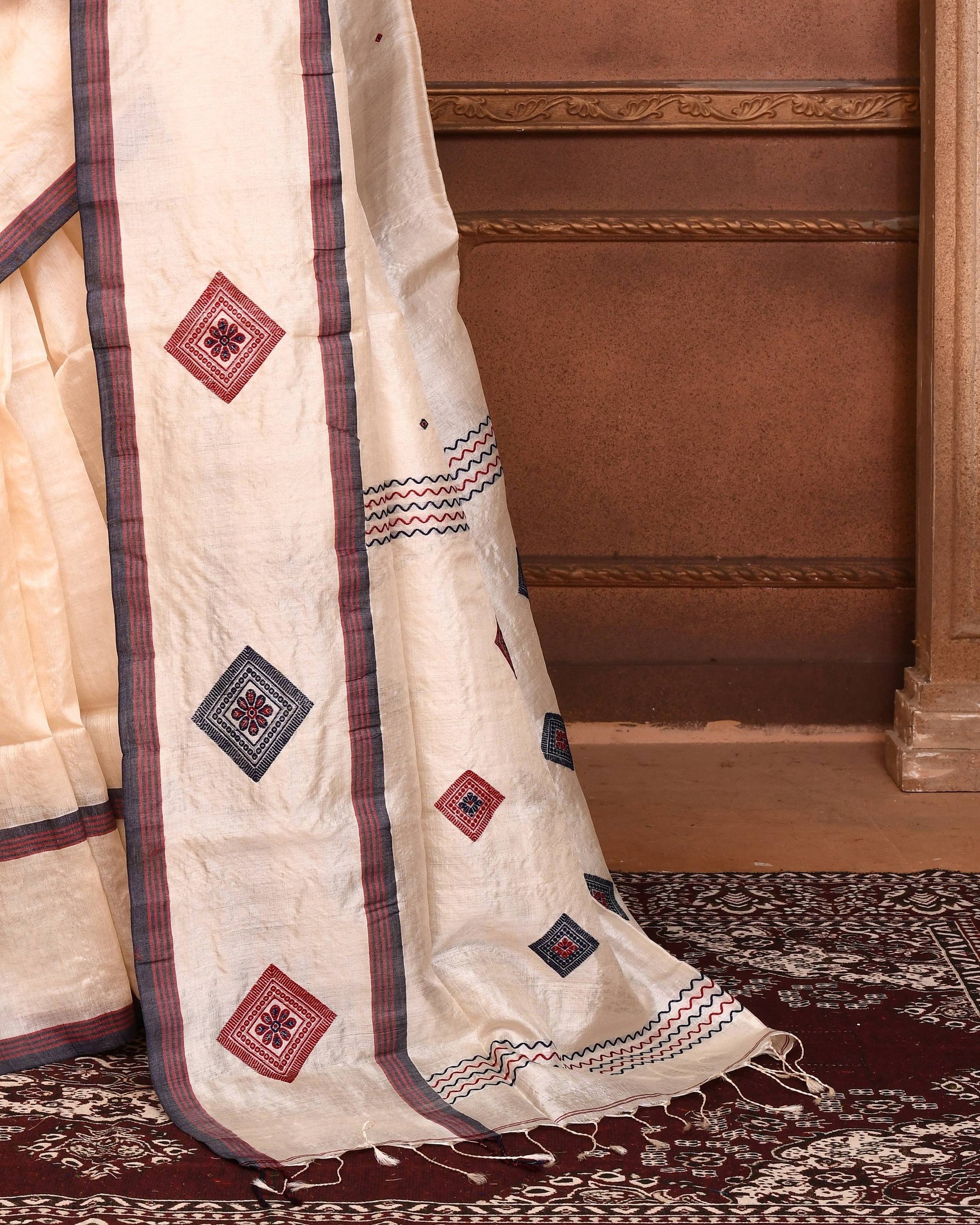 Piyari Fashion Off White Tussar Silk Jamdani Saree With Blouse Piece