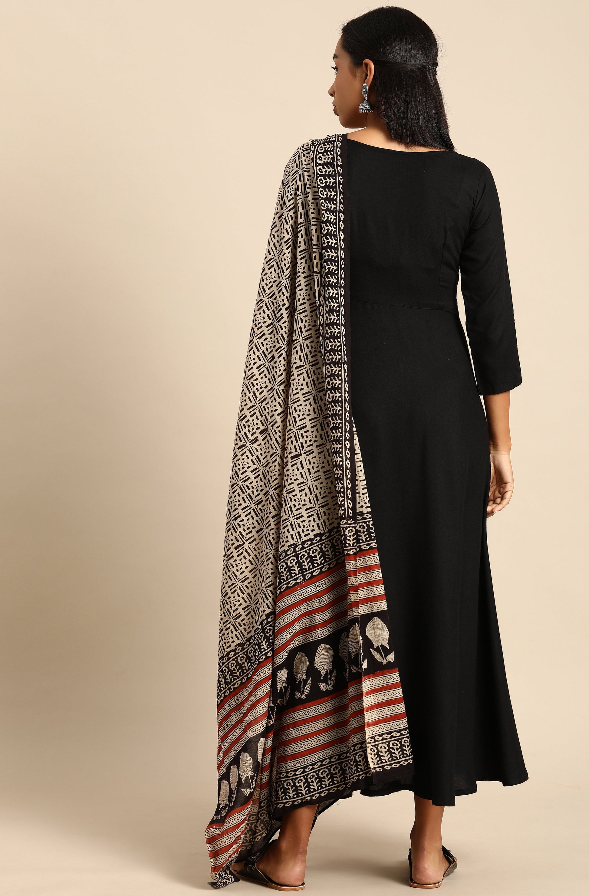 Janasya Women's Black Rayon Solid Kurta With Dupatta 