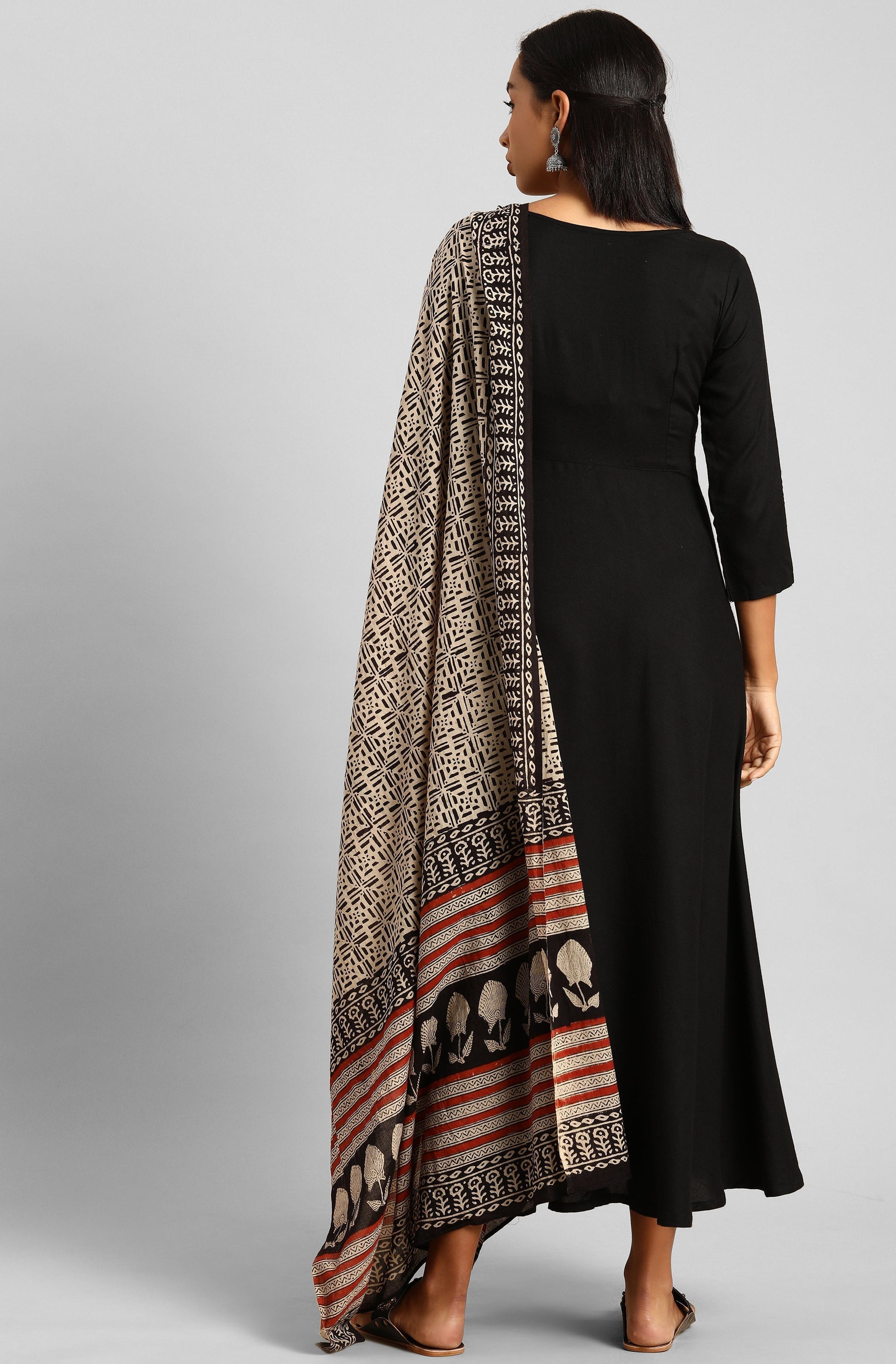 Janasya Women's Black Rayon Solid Kurta With Dupatta 