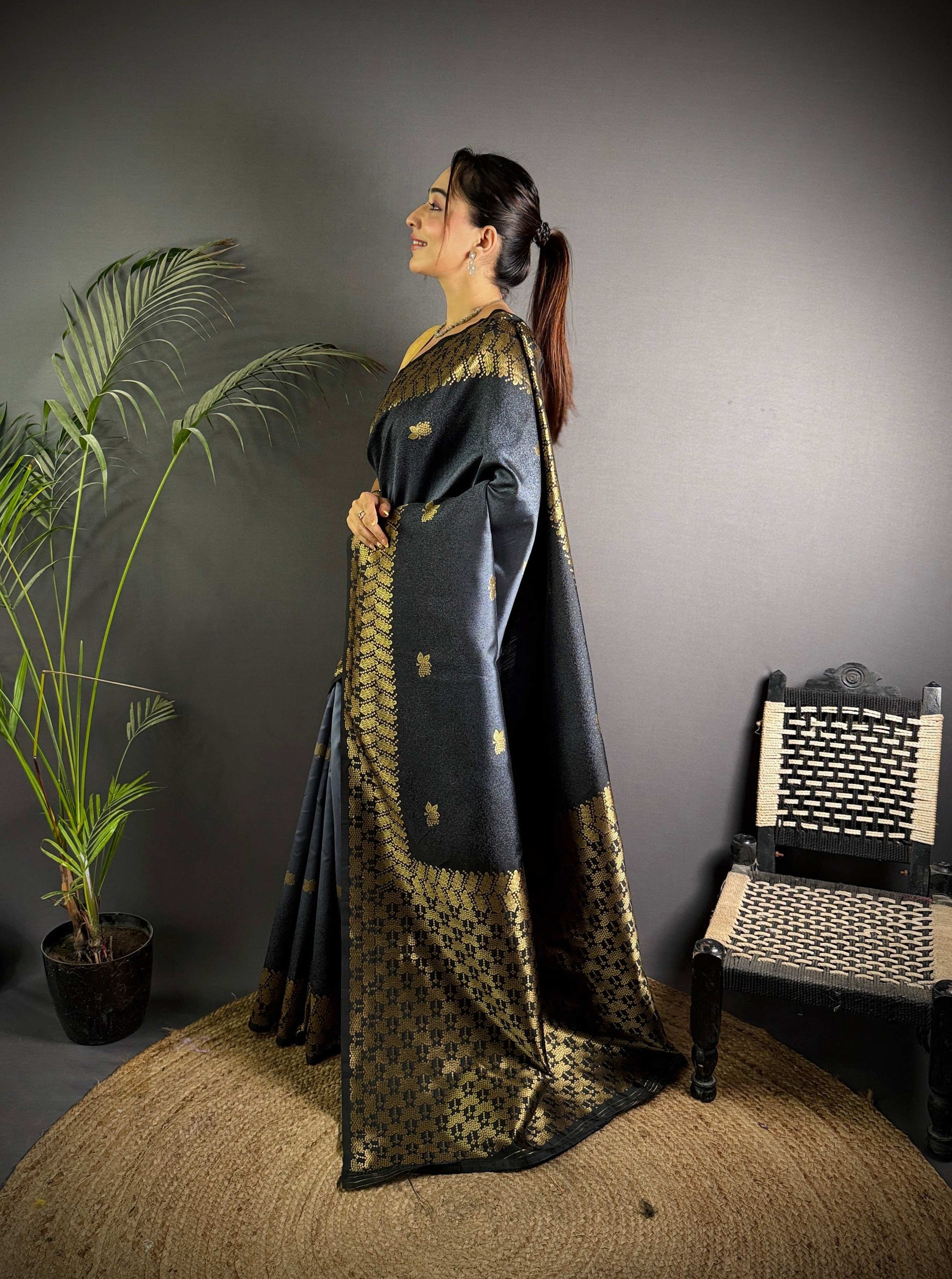 Sonakshi Women'S Grey Ikkat Silk Zari Woven Traditional Saree With Blouse