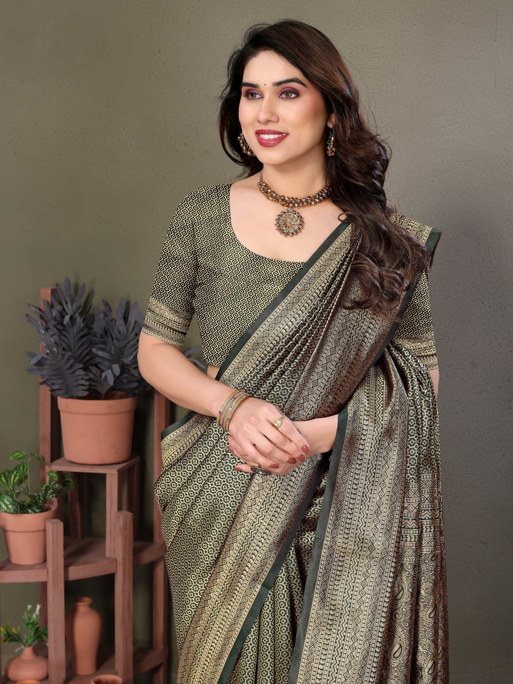 Vedant Vastram Litchi Silk Banarasi Silk Saree - Bottle Green | Swadesiicart