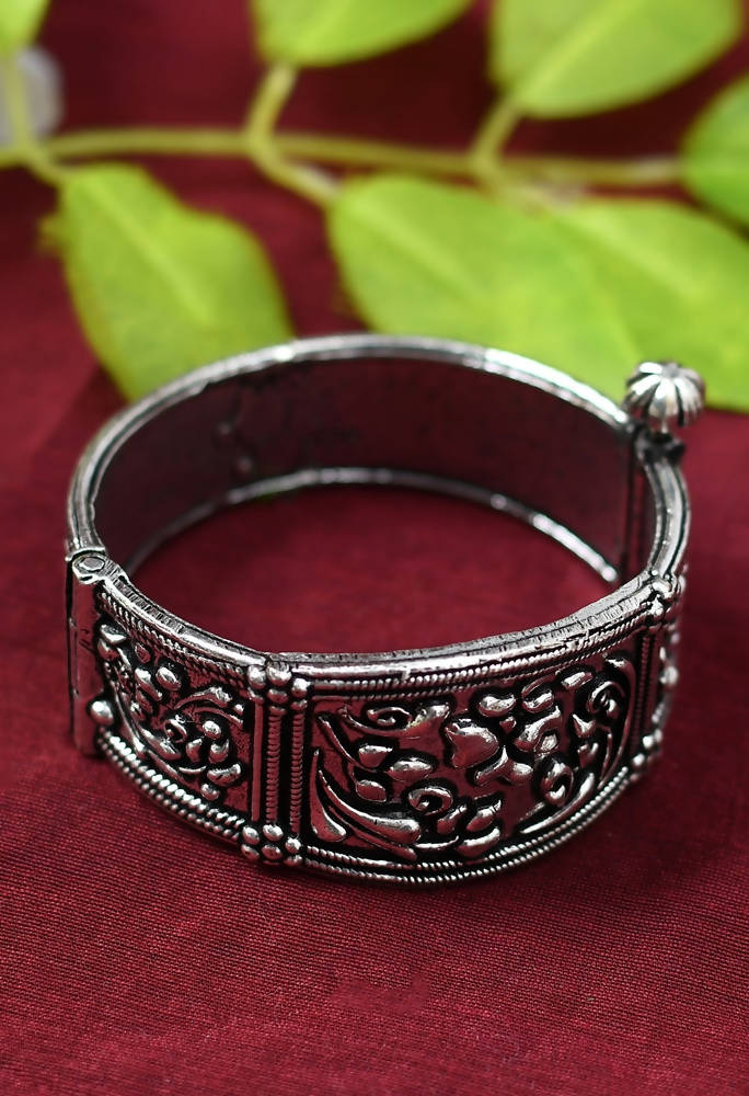 Mominos Fashion Kamal Johar Oxidised Silver-Plated Screw Type Handcraft Bracelet 
