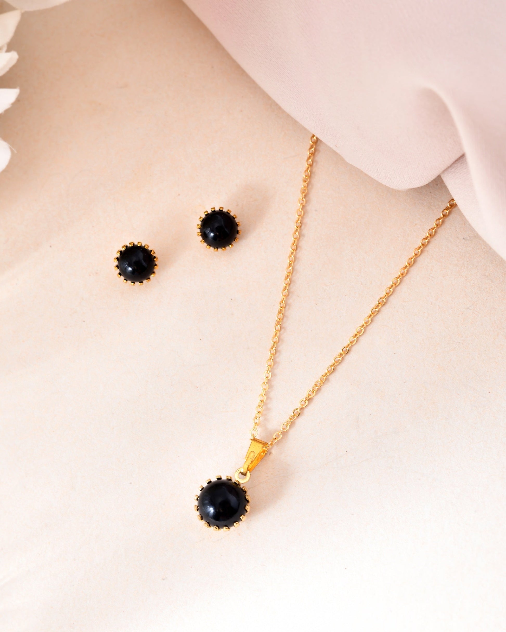 VOJ Gold Polished Stainless Steel Black Pearl Studded Chain Set 