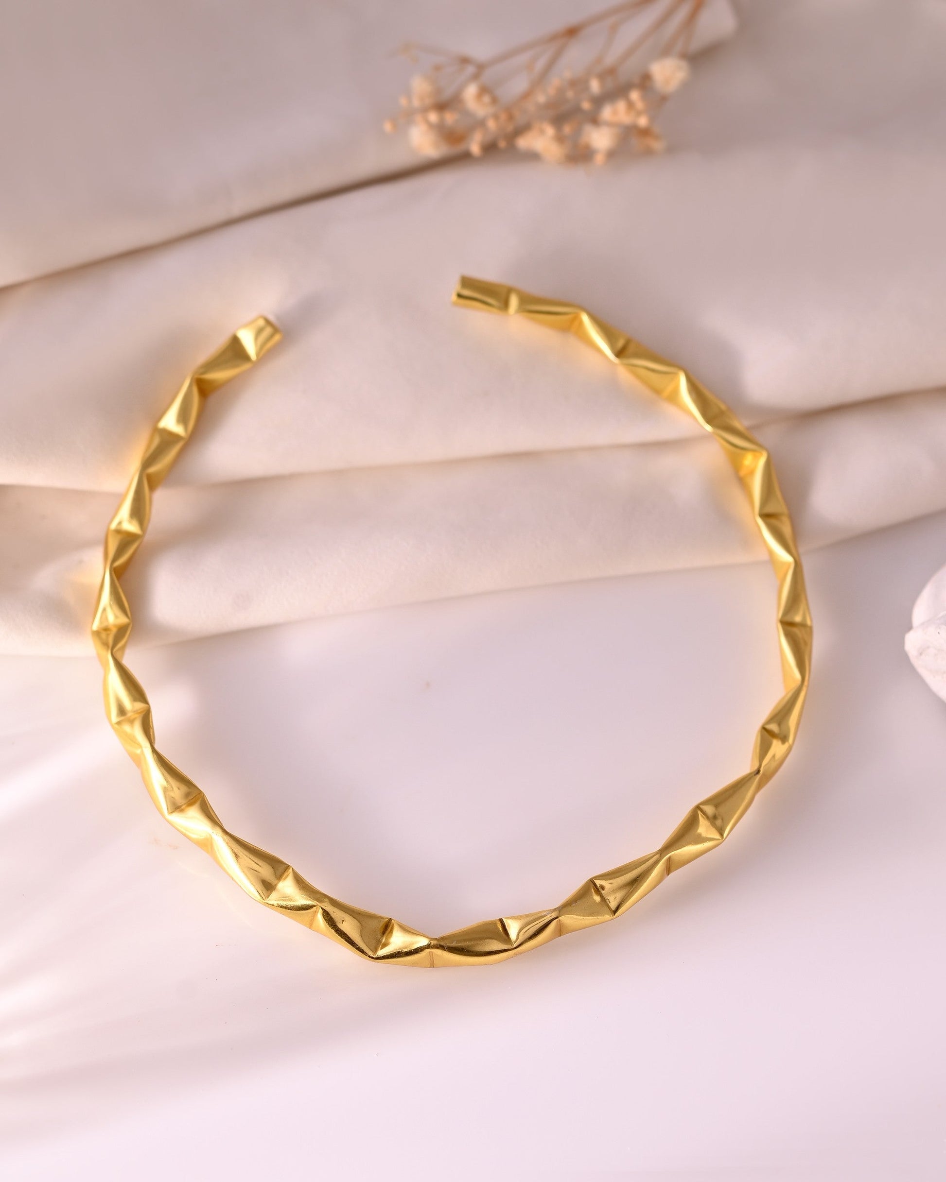 VOJ Gold Polished Anti Tarnished Designer Hasli Necklace 